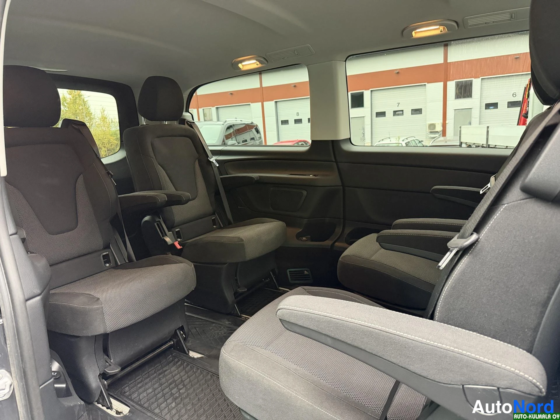 Harmaa Mercedes-Benz V 220 d 4MATIC 2018, takaistuimet, kuva 22