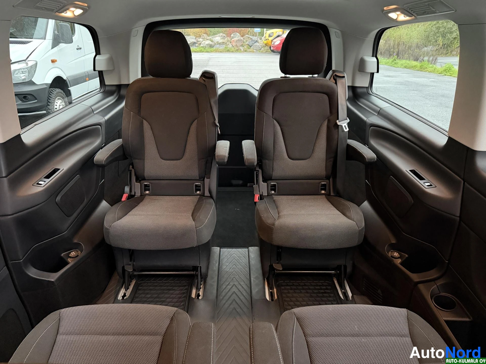 Harmaa Mercedes-Benz V 220 d 4MATIC 2018, takaistuimet, kuva 23
