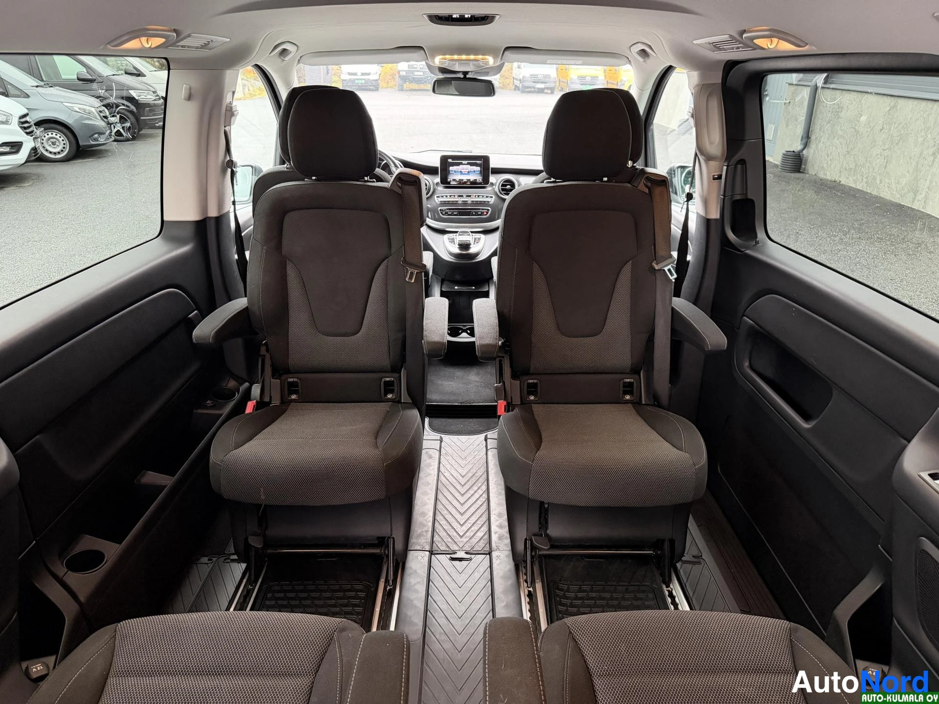 Harmaa Mercedes-Benz V 220 d 4MATIC 2018, takaistuimet, kuva 24