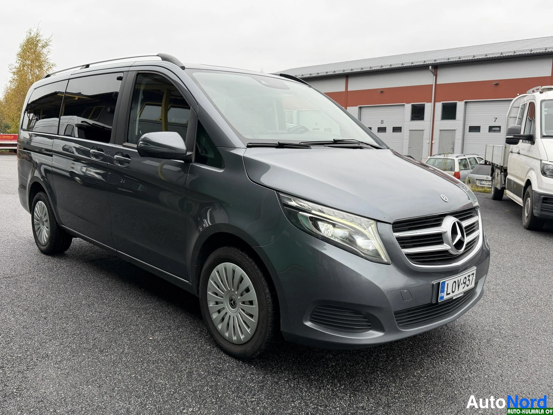 Harmaa Mercedes-Benz V 220 d 4MATIC 2018, etuviisto, keula oikealle, kuva 2