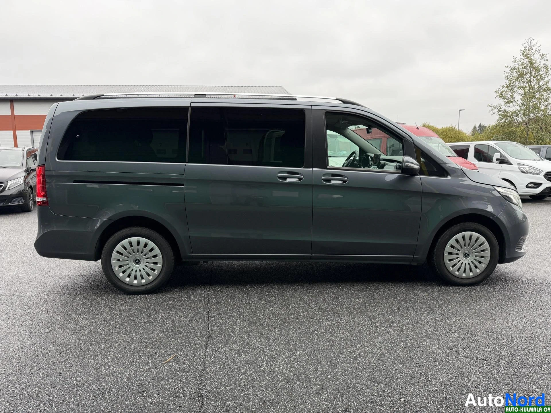 Harmaa Mercedes-Benz V 220 d 4MATIC 2018, etuviisto, keula oikealle, kuva 3