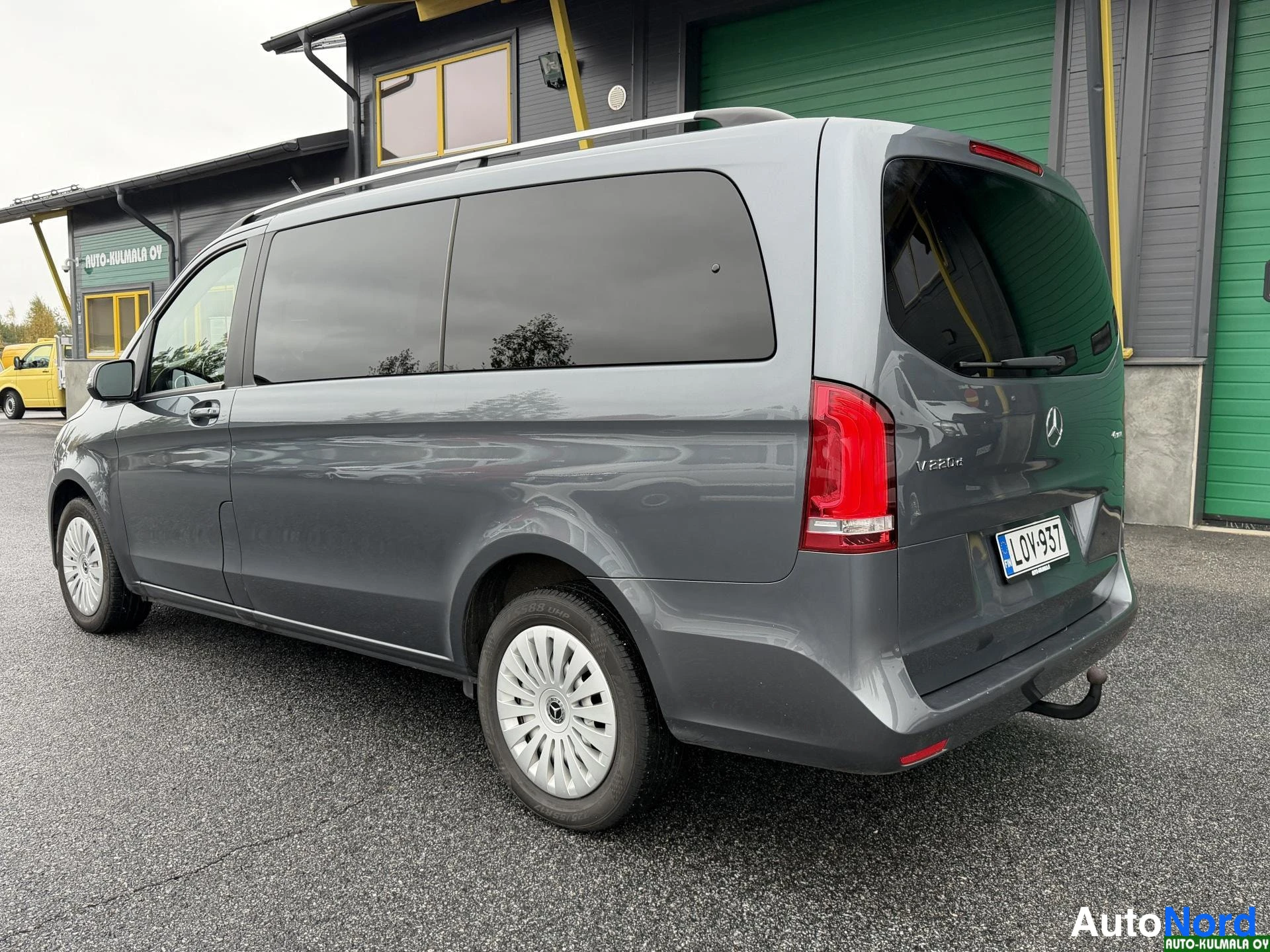 Harmaa Mercedes-Benz V 220 d 4MATIC 2018, takaviisto, kuva 8