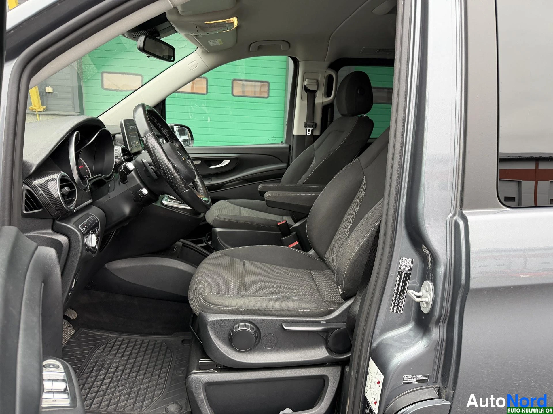 Harmaa Mercedes-Benz V 220 d 4MATIC 2018, ohjaamo, kuva 13