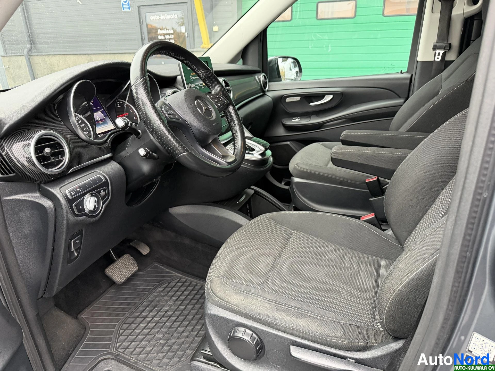 Harmaa Mercedes-Benz V 220 d 4MATIC 2018, ohjaamo, kuva 14