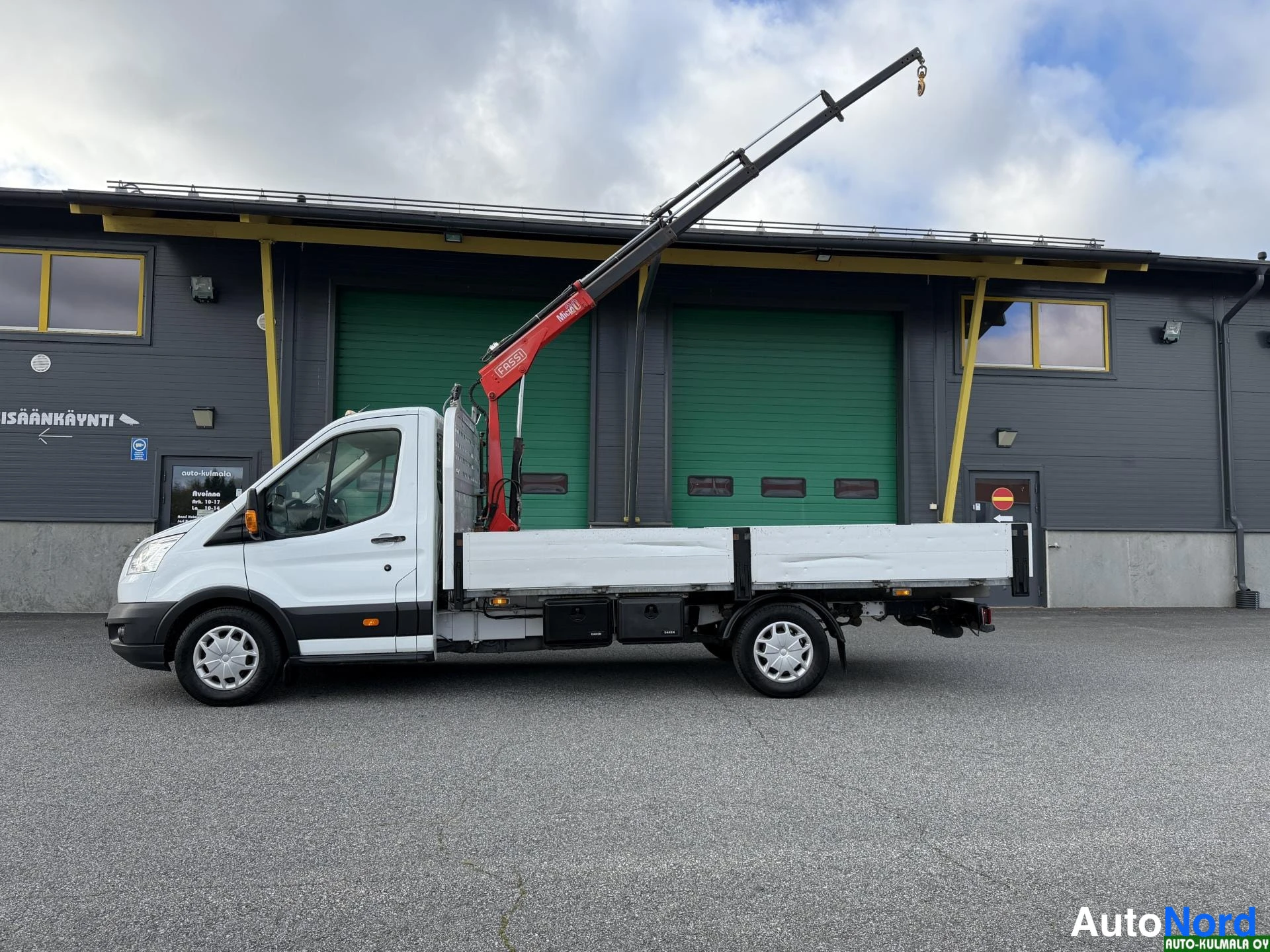 Valkoinen Ford Transit 2017, sivulta, kuva 11