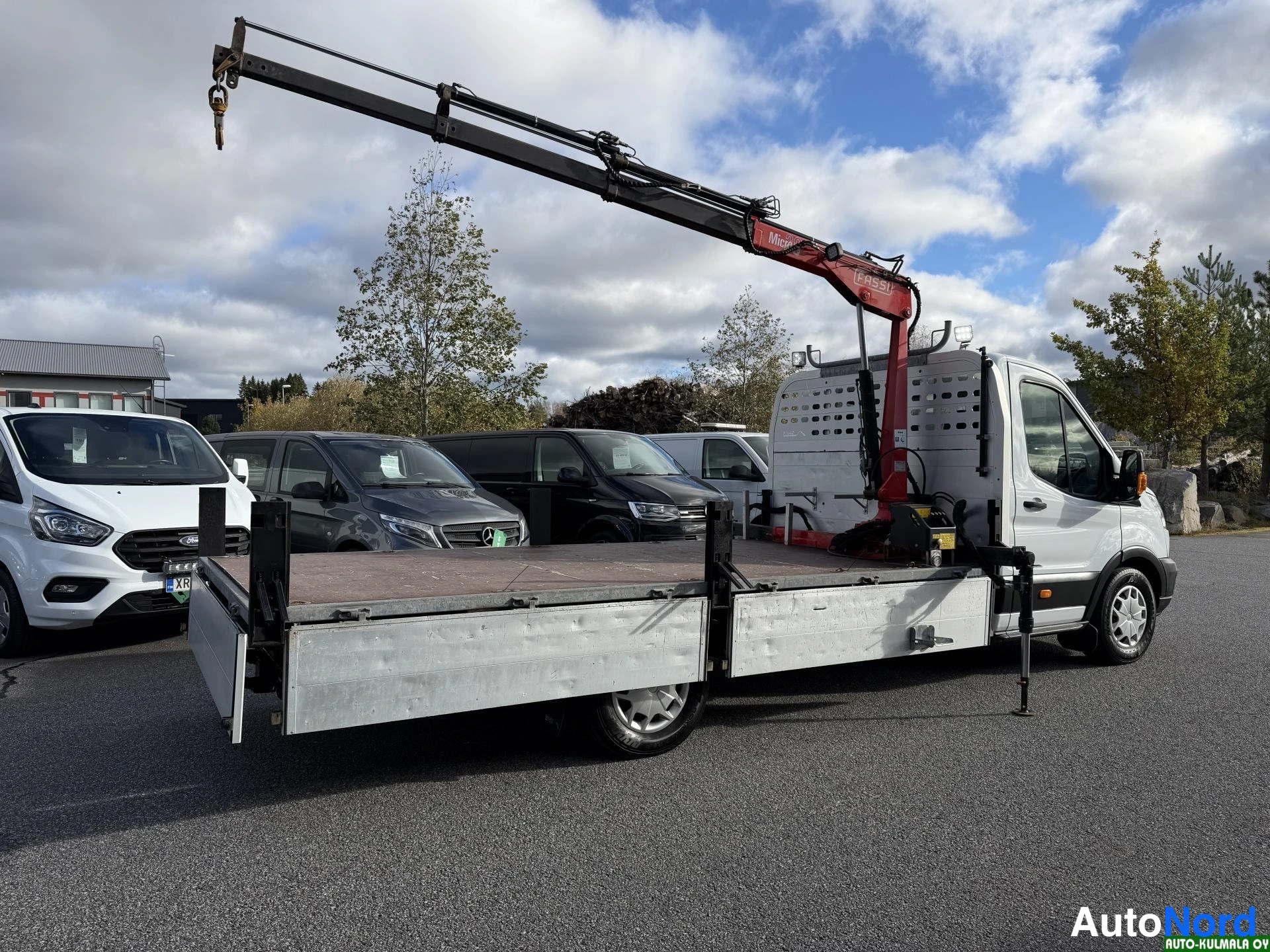 Valkoinen Ford Transit 2017, etuviisto, keula oikealle, kuva 7