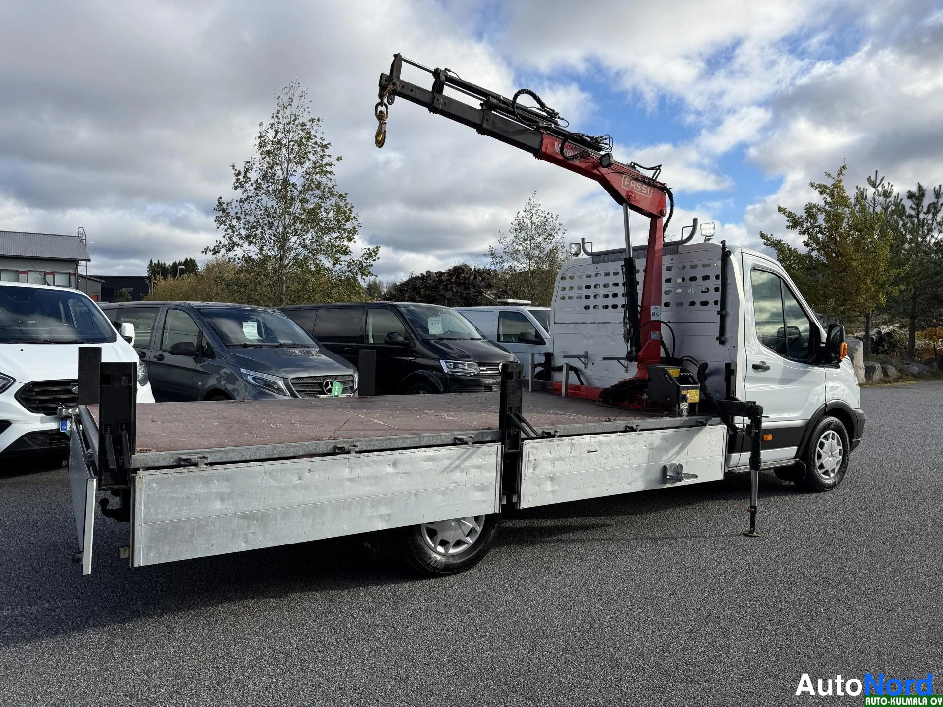 Valkoinen Ford Transit 2017, etuviisto, keula oikealle, kuva 8