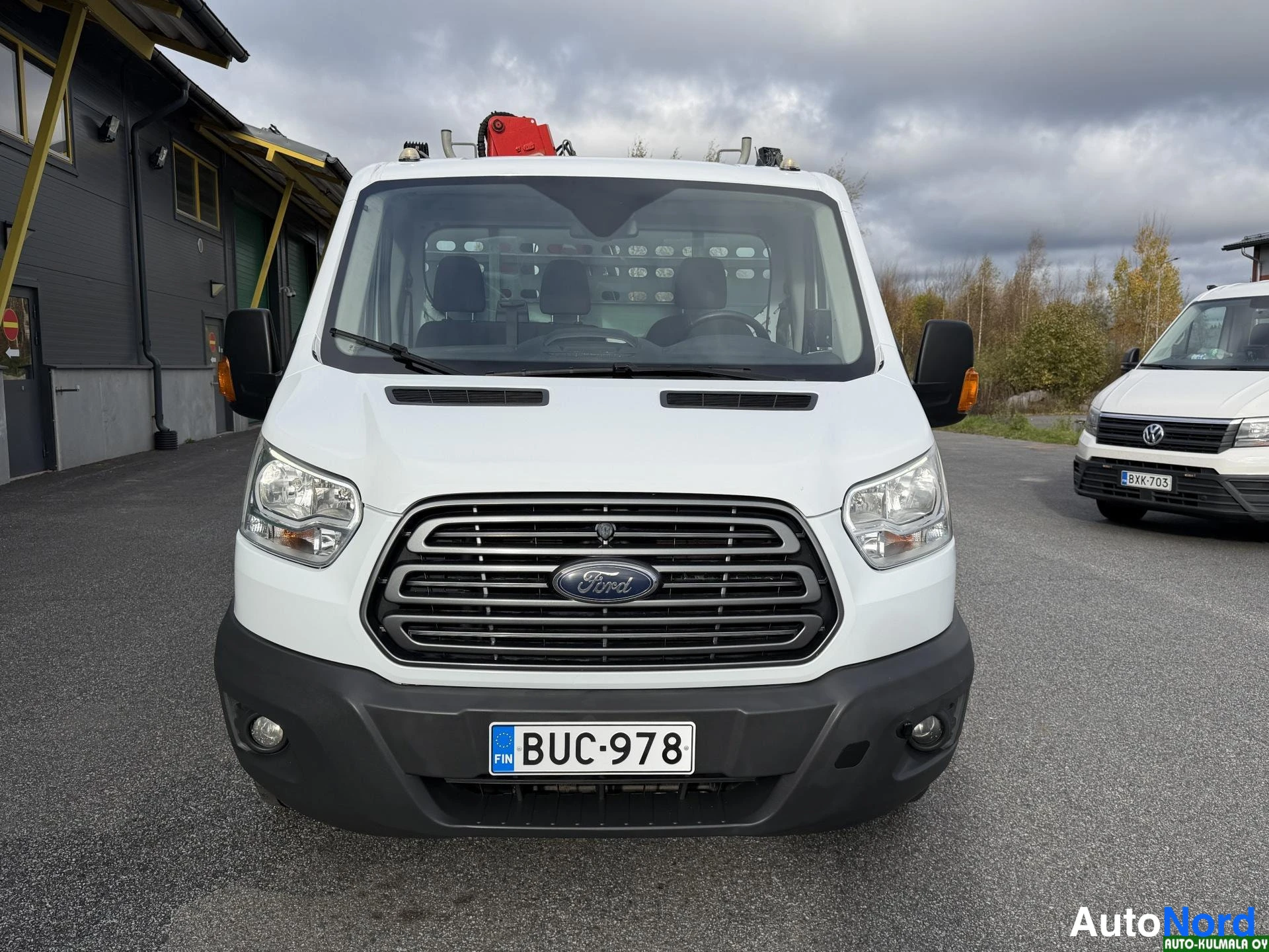 Valkoinen Ford Transit 2017, edestä, kuva 9