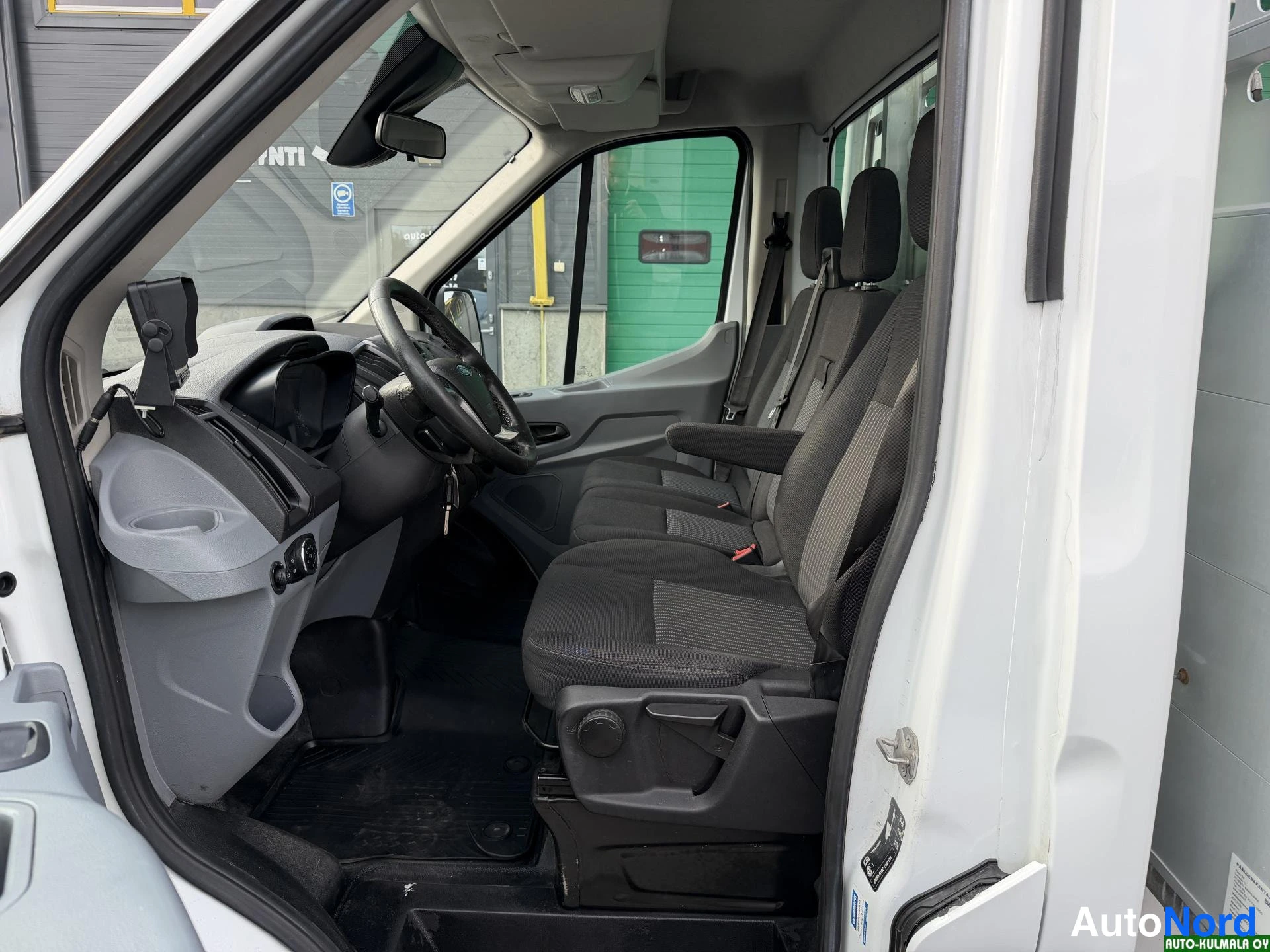 Valkoinen Ford Transit 2017, etuistuimet, kuva 24
