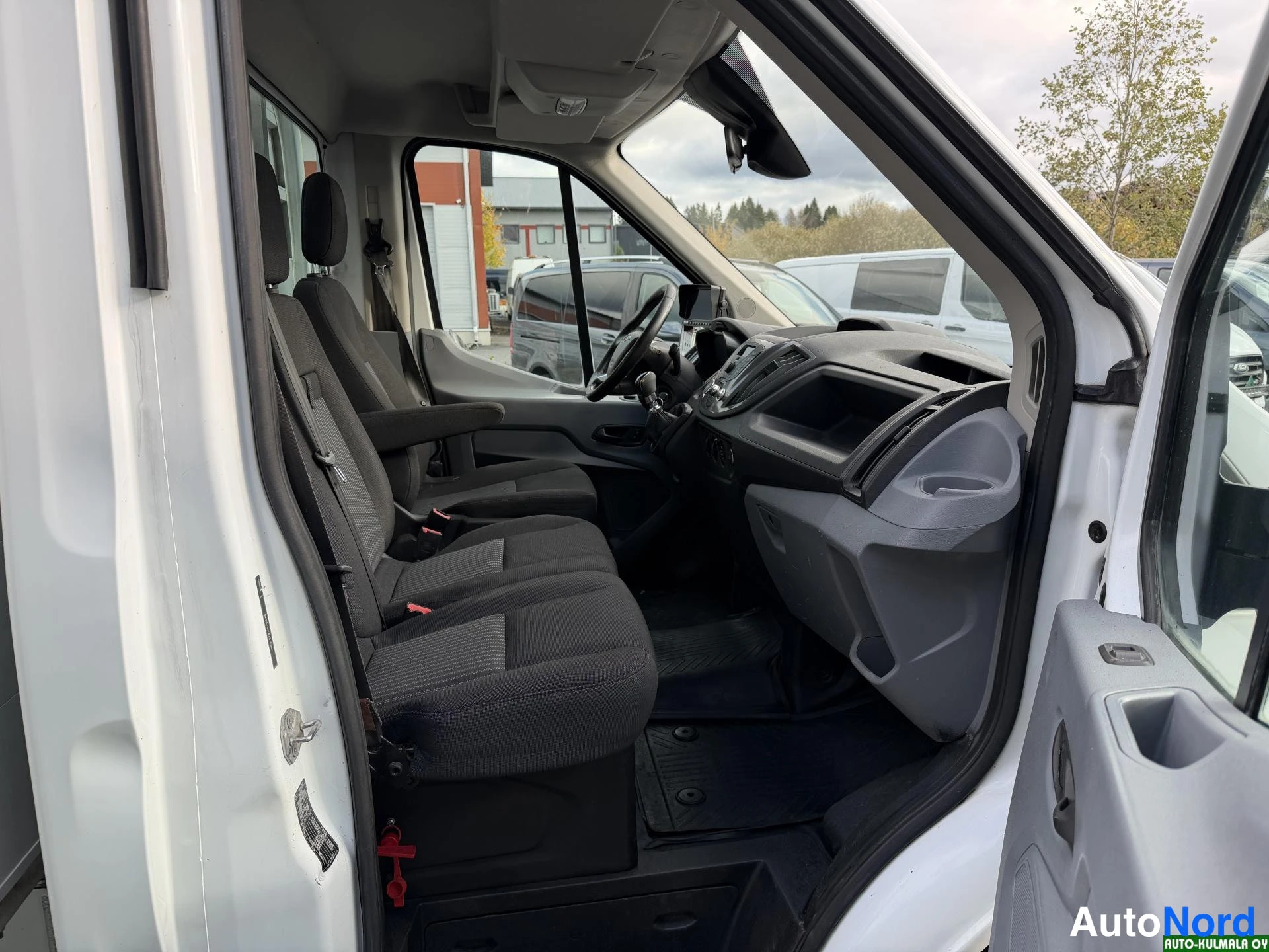 Valkoinen Ford Transit 2017, etuistuimet, kuva 25