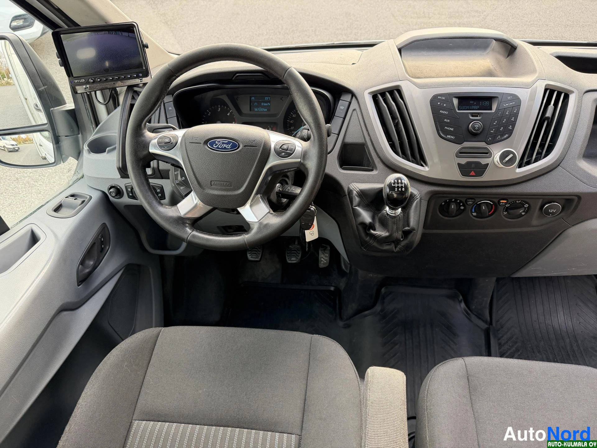Valkoinen Ford Transit 2017, ohjaamo, kuva 22