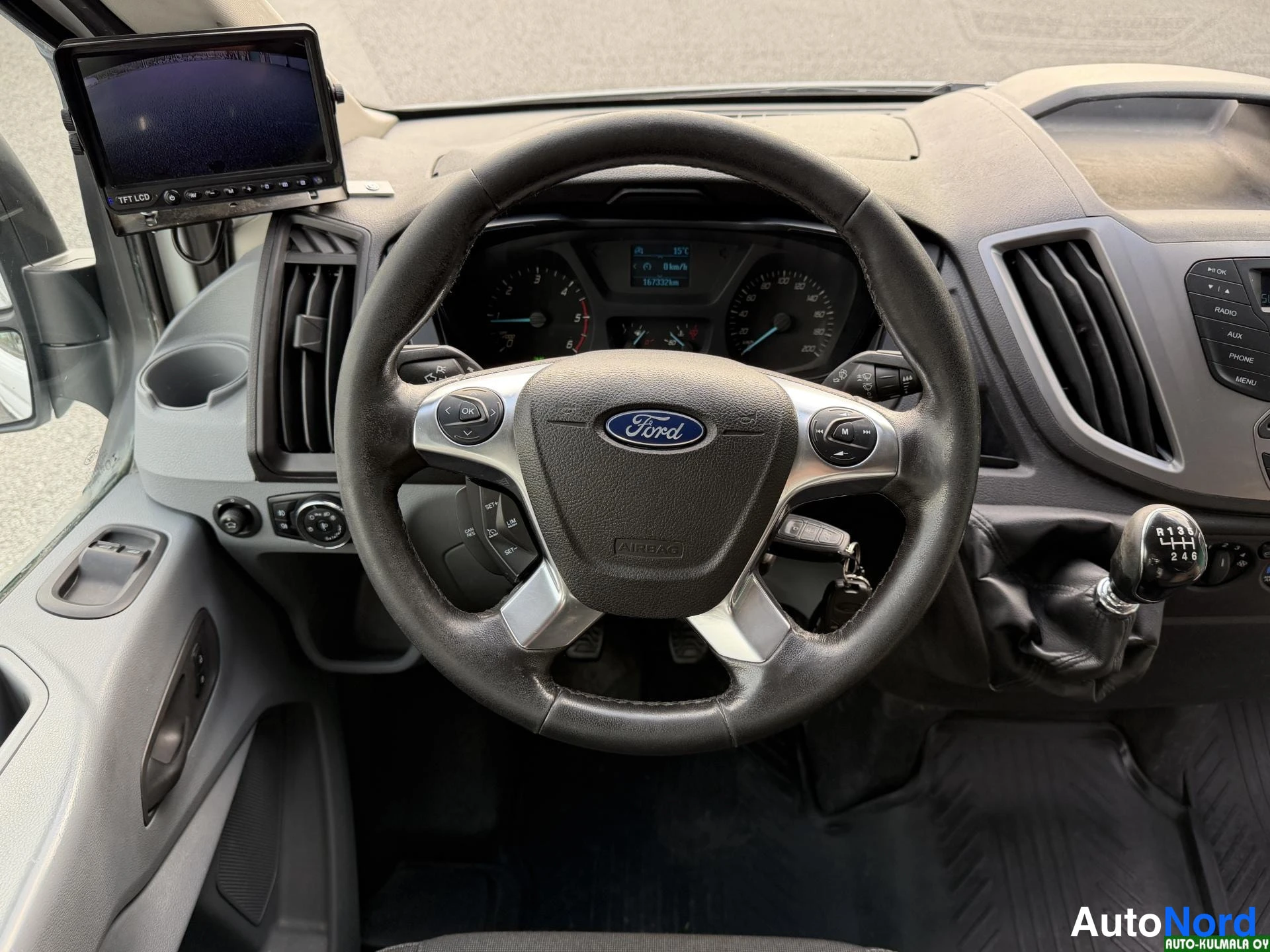 Valkoinen Ford Transit 2017, ohjaamo, kuva 23