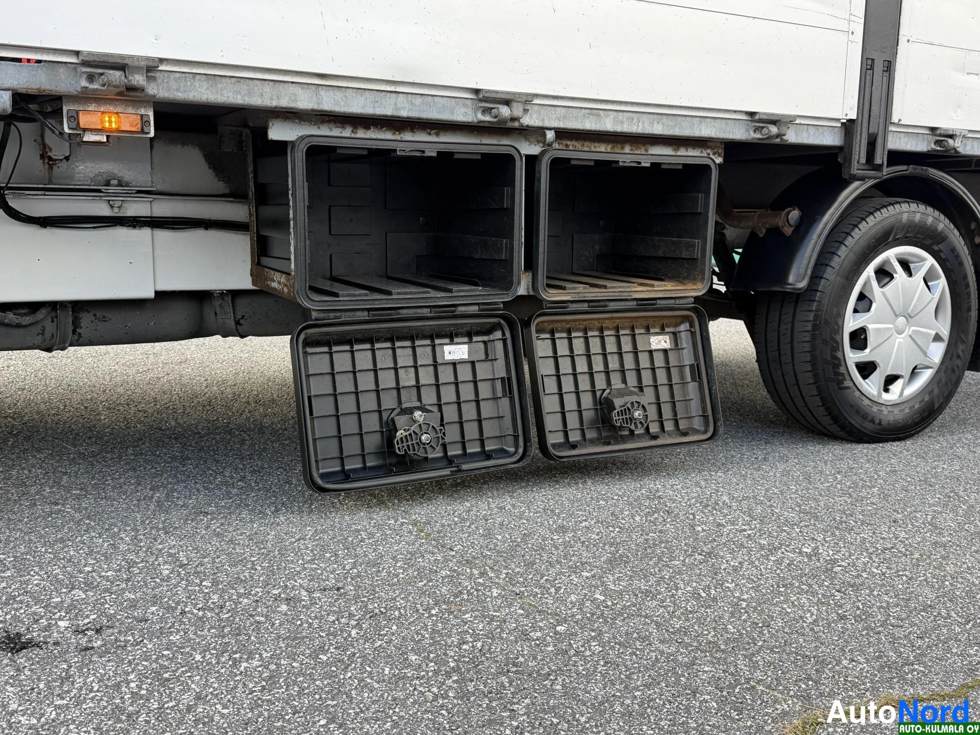 Valkoinen Ford Transit 2017, yksityiskohta, kuva 27