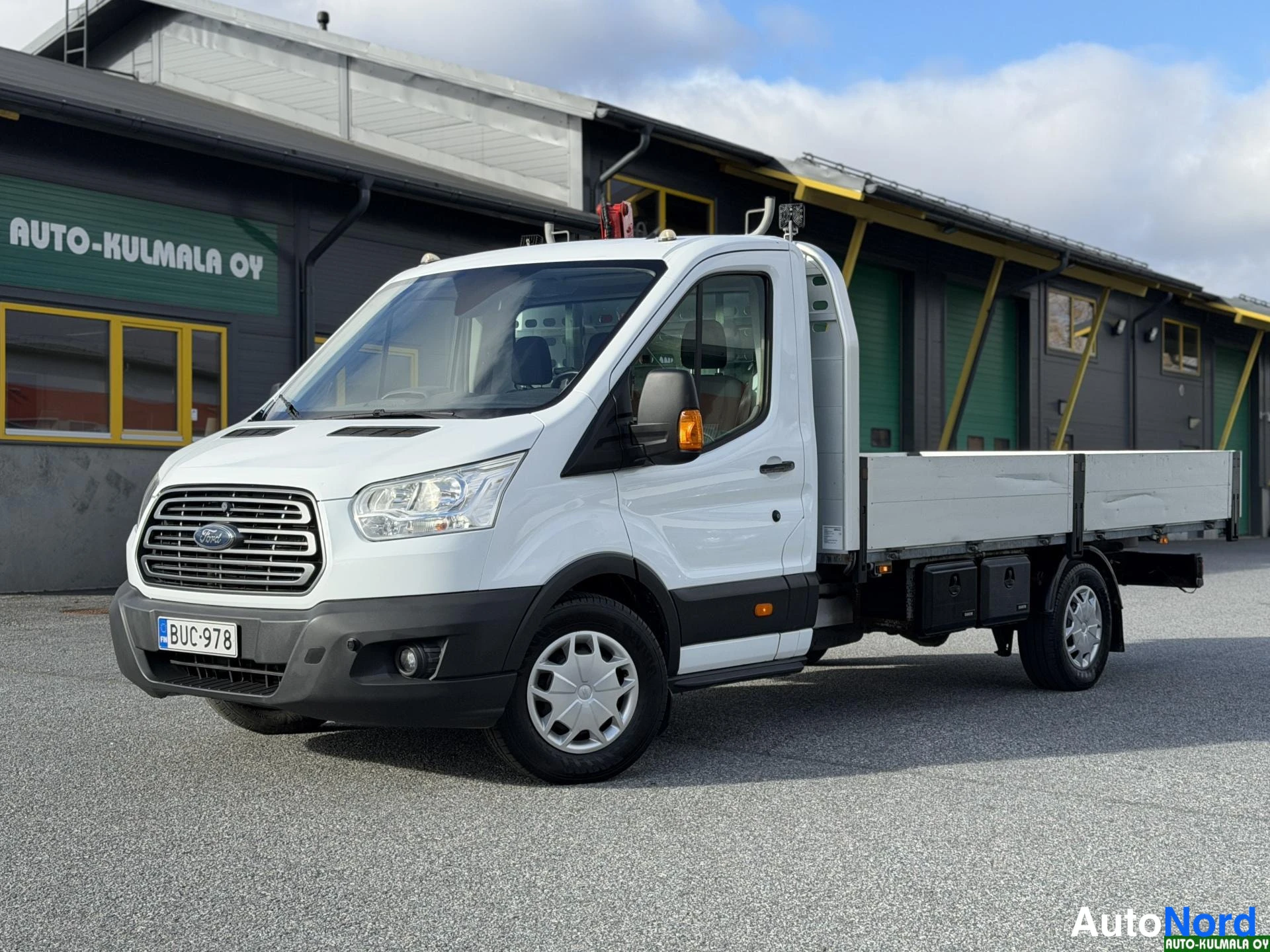 Valkoinen Ford Transit 2017, etuviisto, keula vasemmalle, kuva 3
