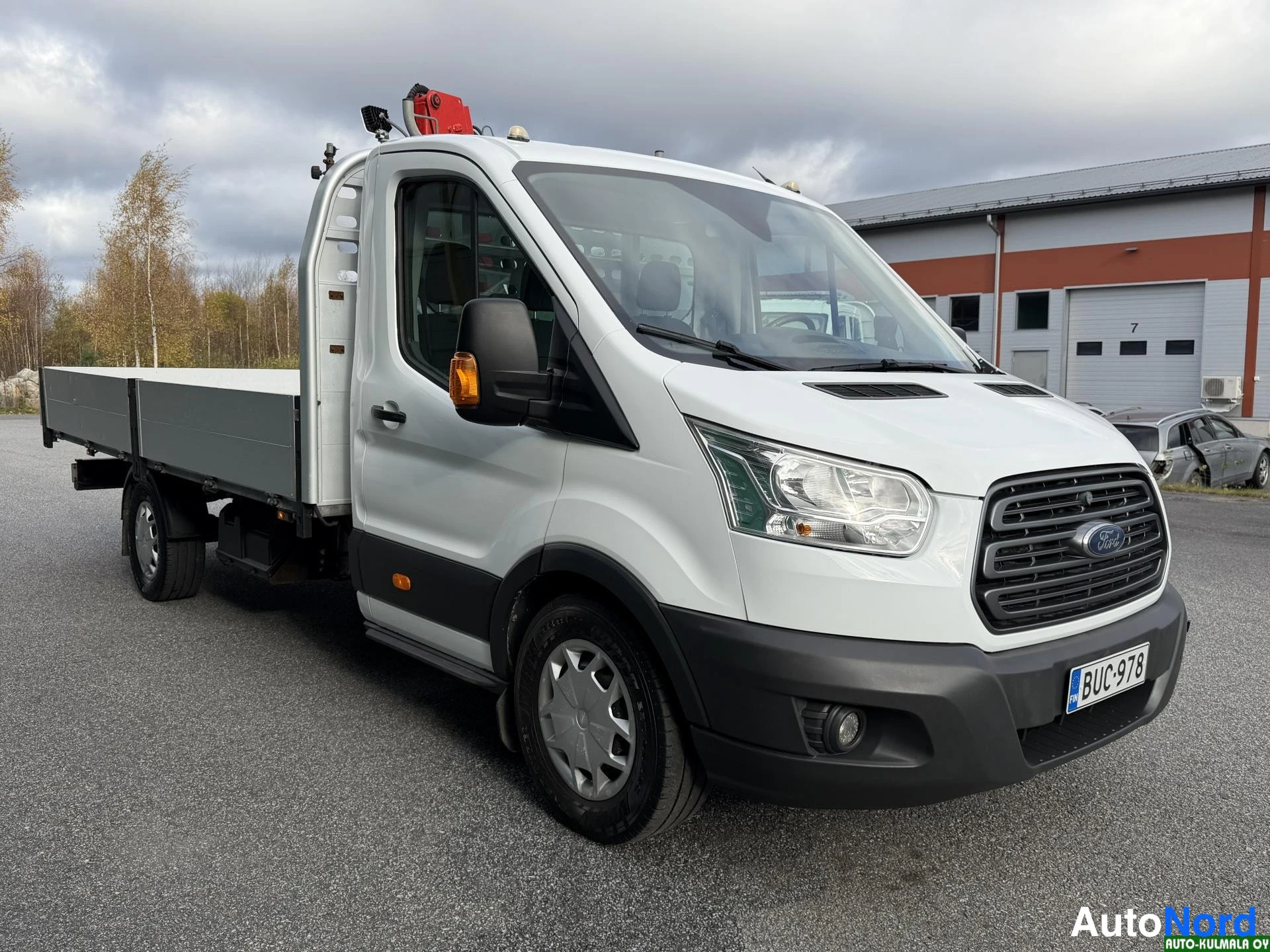 Valkoinen Ford Transit 2017, etuviisto, keula oikealle, kuva 6
