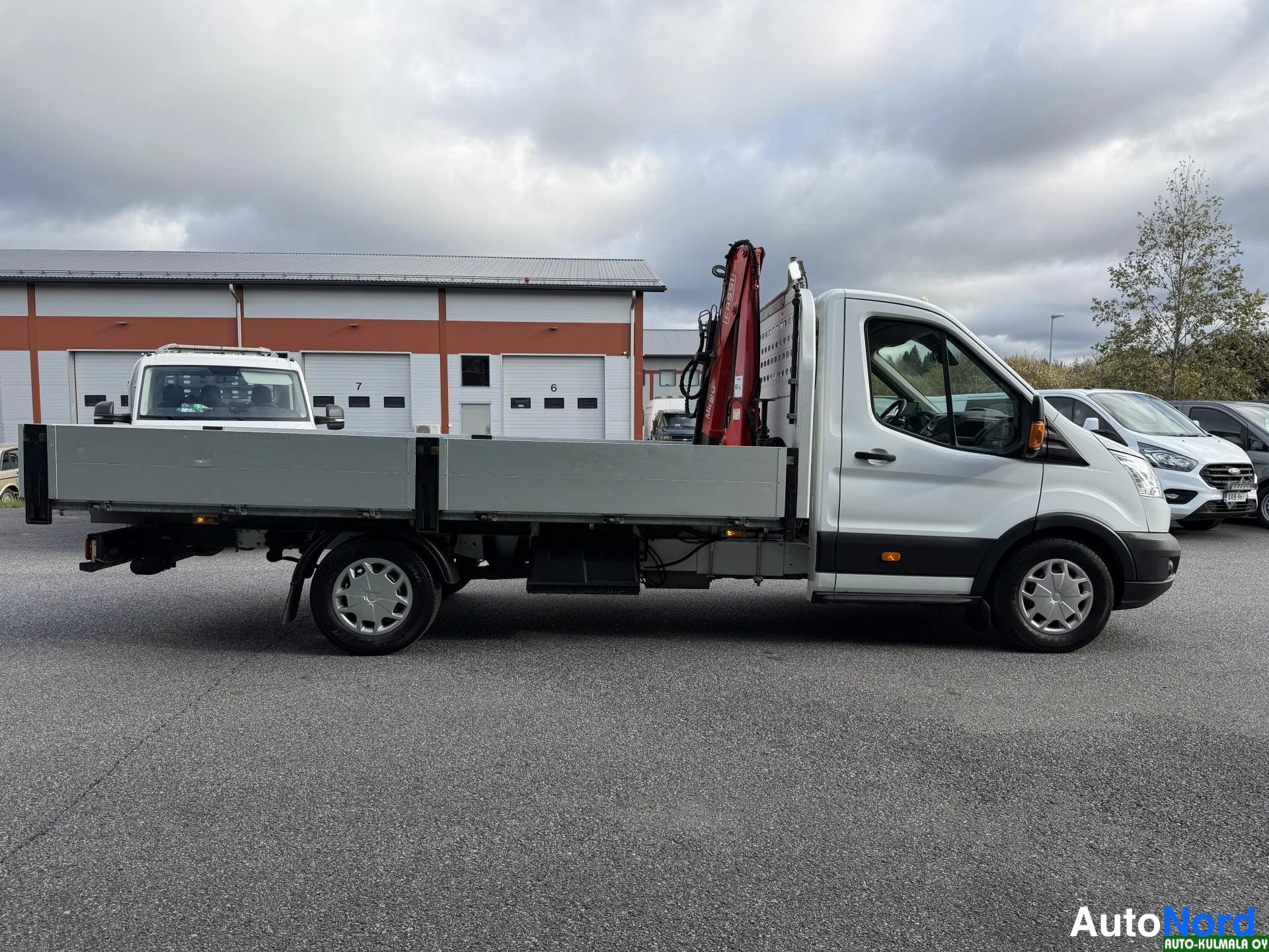 Valkoinen Ford Transit 2017, sivulta, kuva 10
