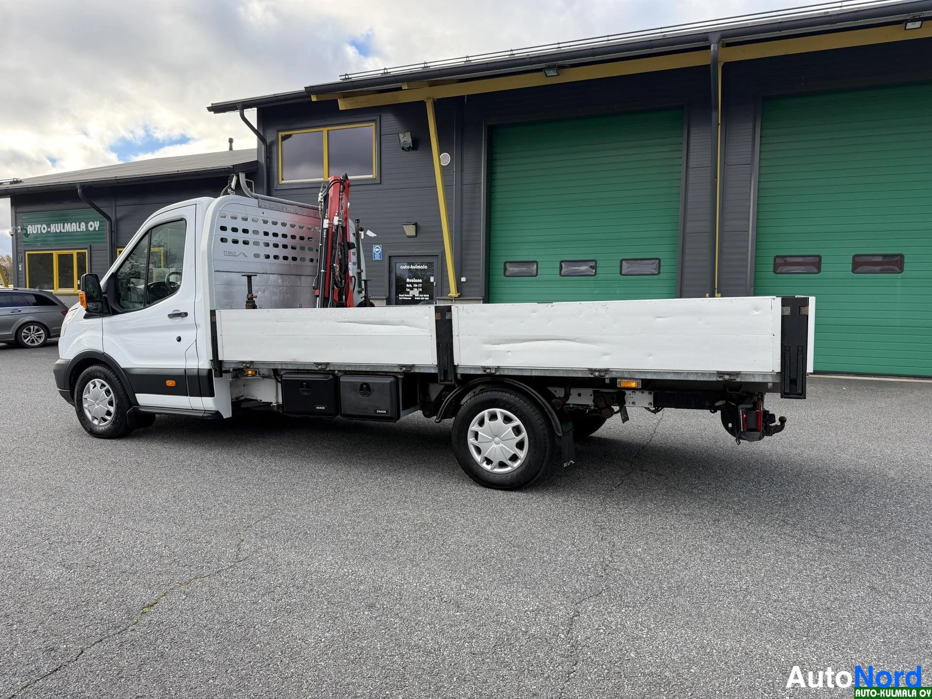 Valkoinen Ford Transit 2017, etuviisto, keula vasemmalle, kuva 2