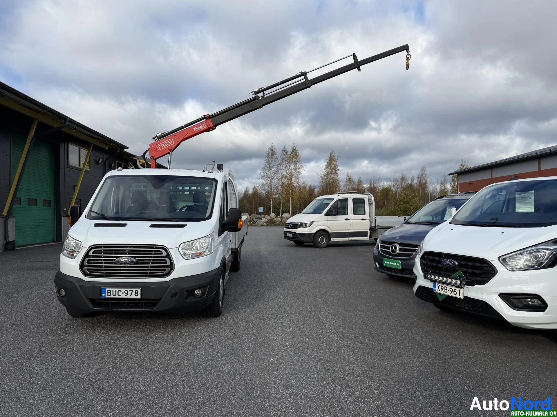 Valkoinen Ford Transit 2017, etuviisto, keula vasemmalle, kuva 4