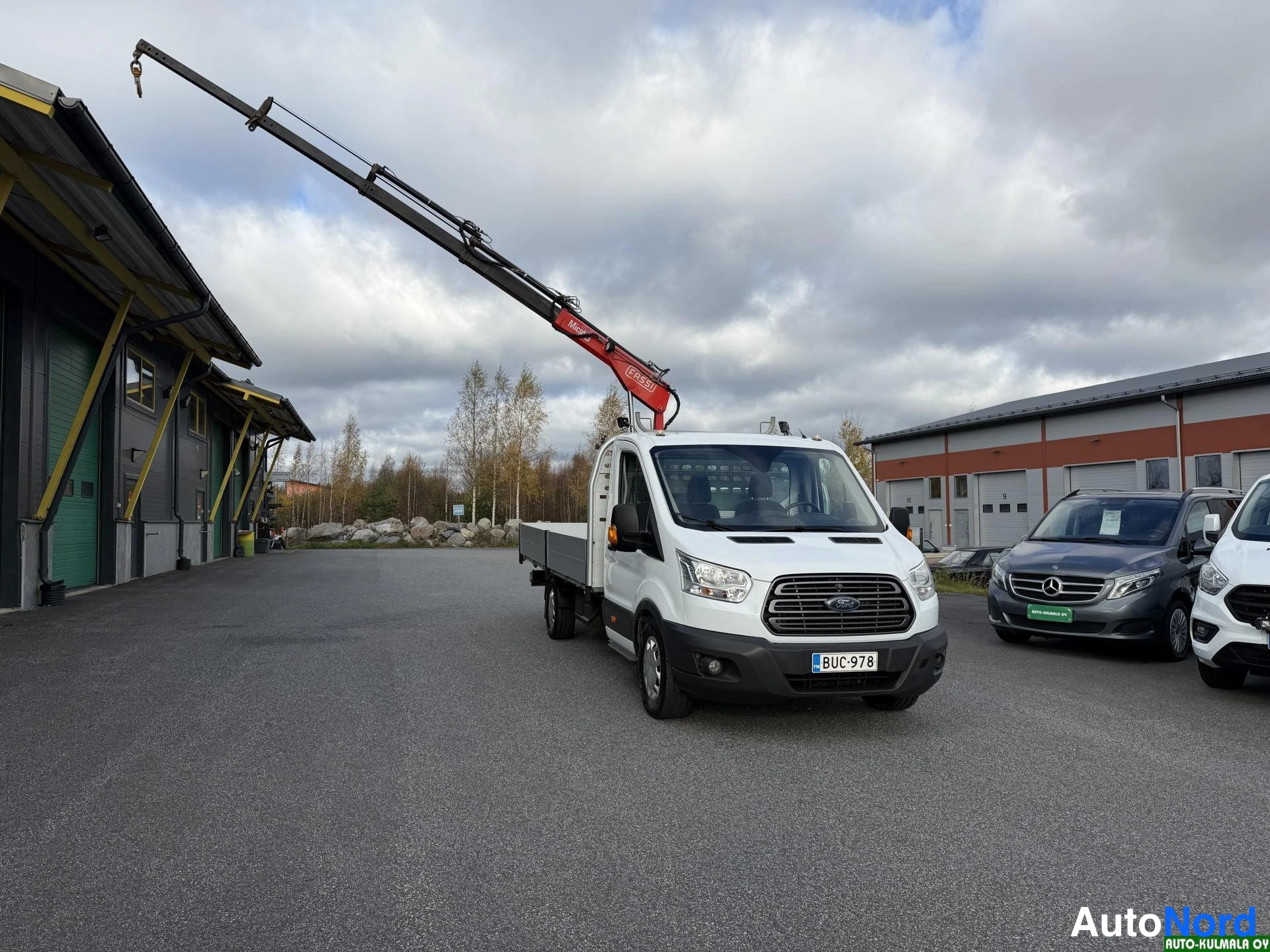 Valkoinen Ford Transit 2017, etuviisto, keula oikealle, kuva 5