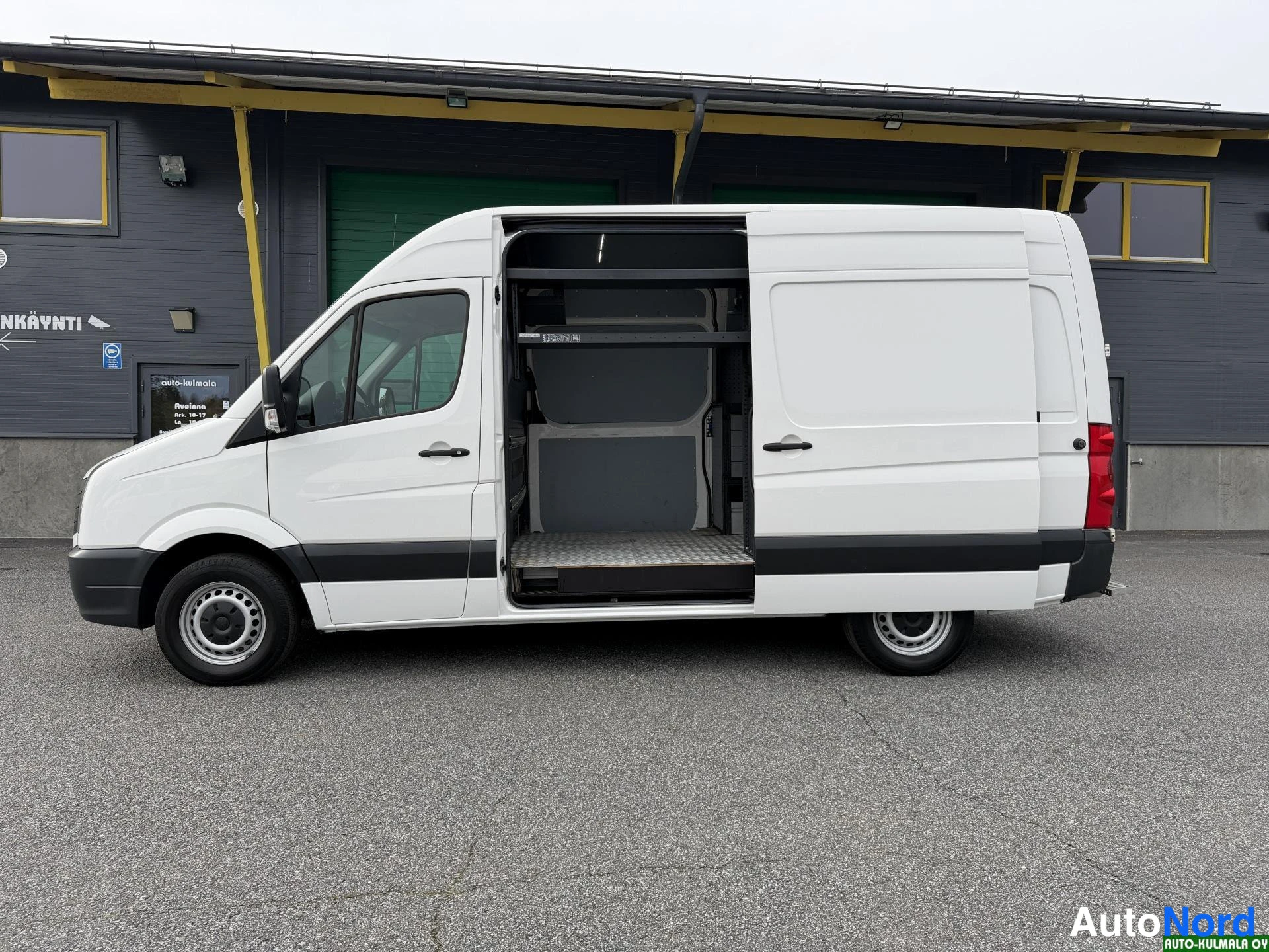 Valkoinen Volkswagen Crafter 2014, sivulta, kuva 5