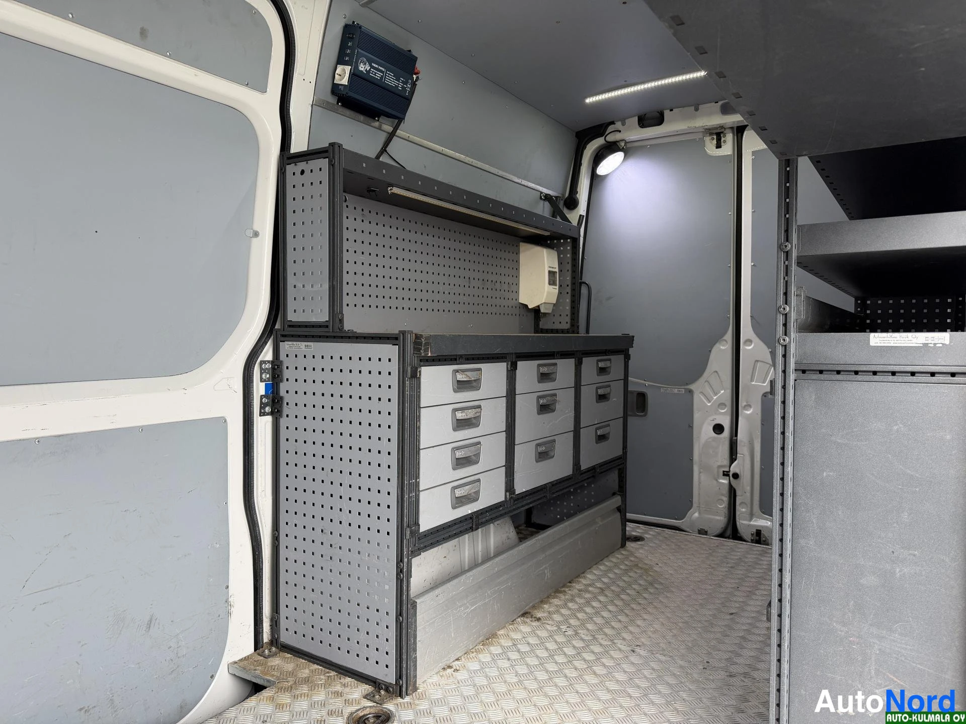 Valkoinen Volkswagen Crafter 2014, tavaratila, kuva 17