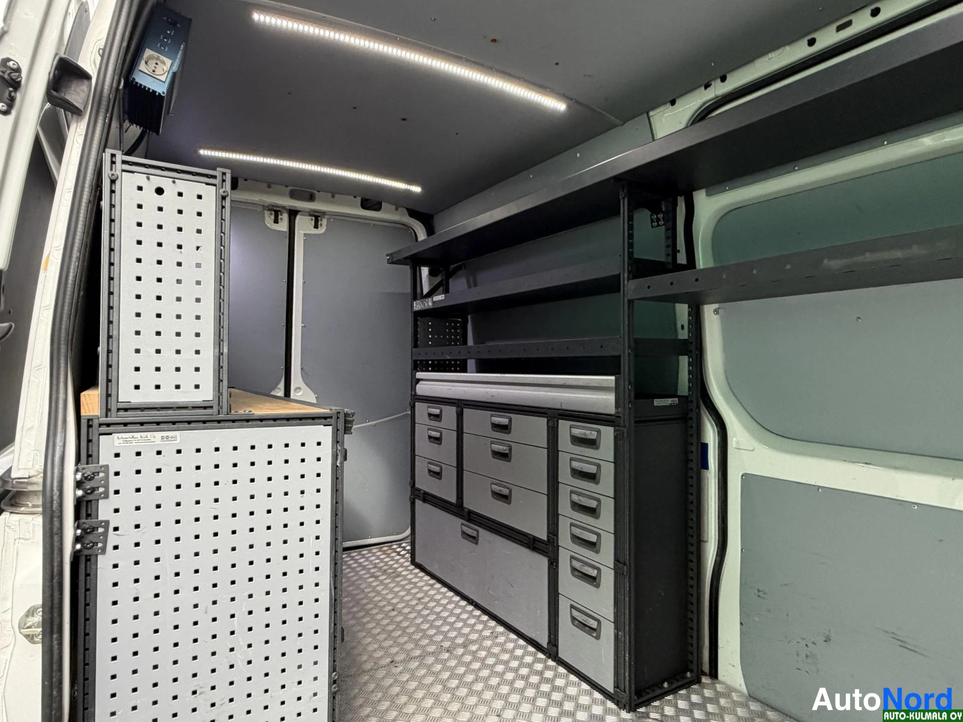 Valkoinen Volkswagen Crafter 2014, tavaratila, kuva 20