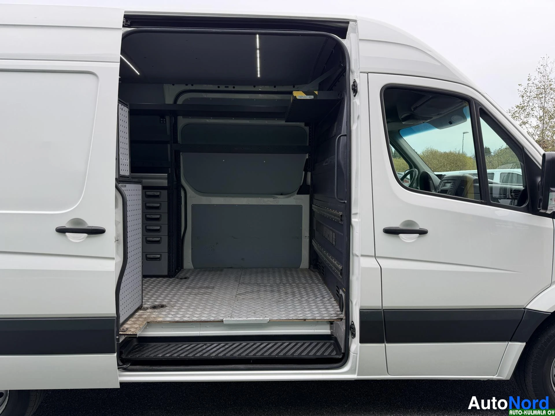 Valkoinen Volkswagen Crafter 2014, sivulta, kuva 8