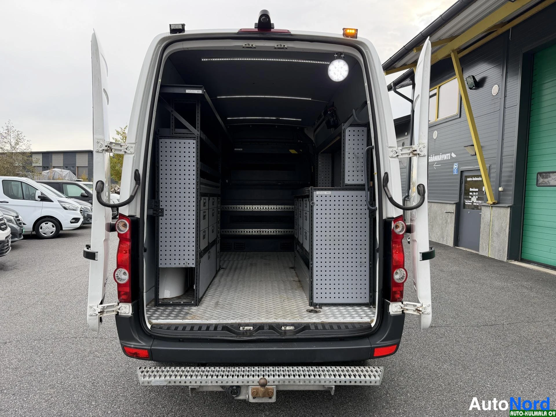 Valkoinen Volkswagen Crafter 2014, takaa, kuva 12