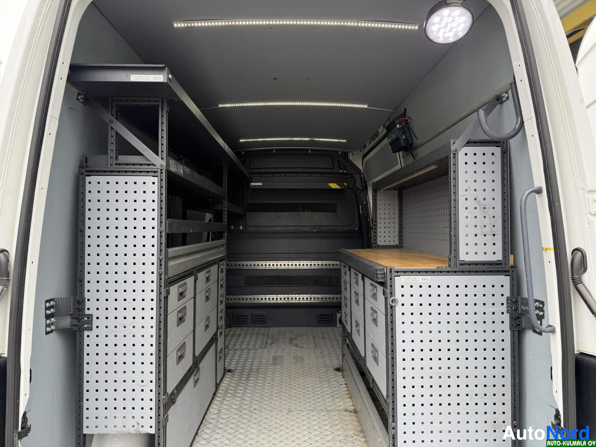 Valkoinen Volkswagen Crafter 2014, tavaratila, kuva 21