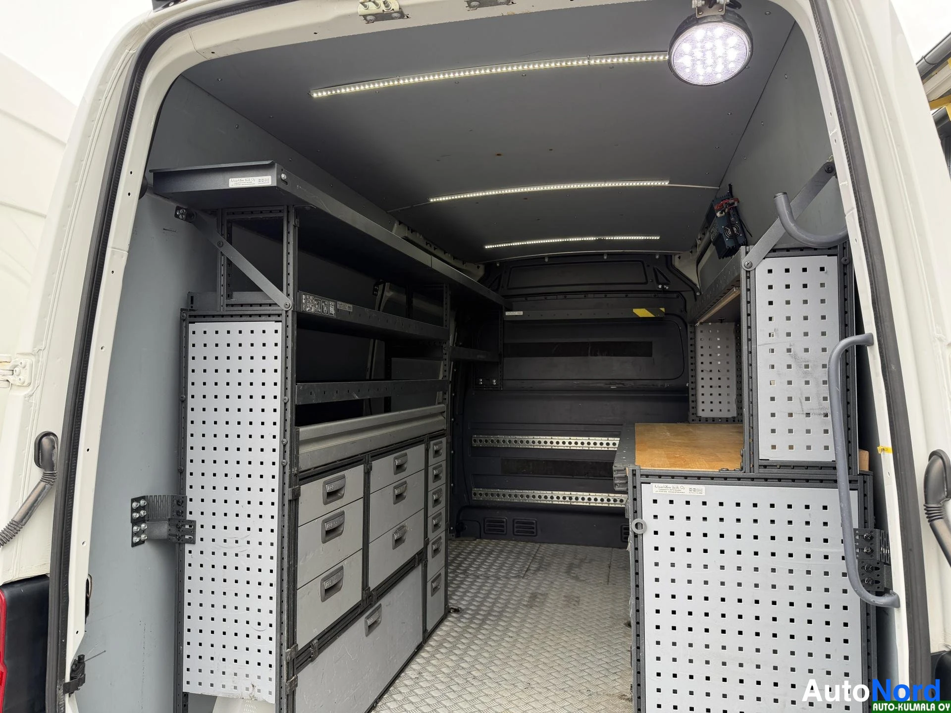 Valkoinen Volkswagen Crafter 2014, tavaratila, kuva 22