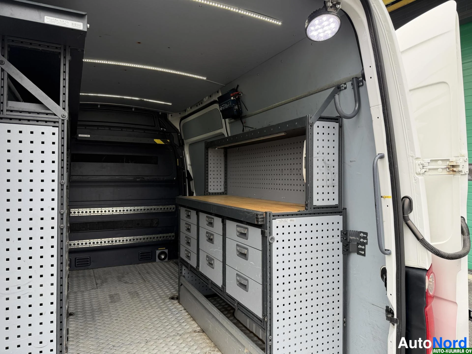 Valkoinen Volkswagen Crafter 2014, tavaratila, kuva 23