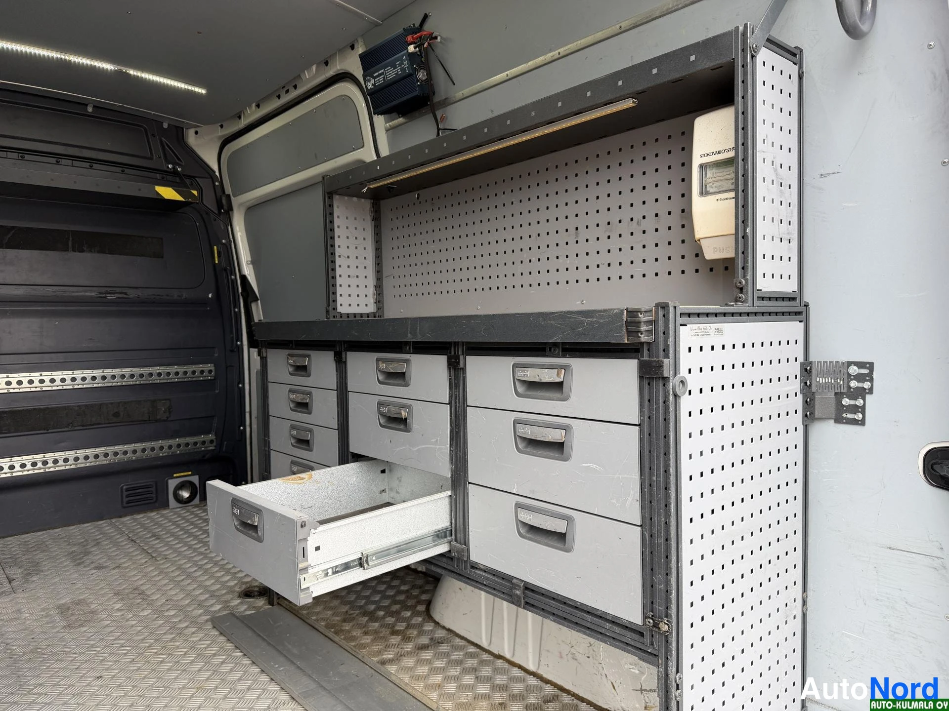 Valkoinen Volkswagen Crafter 2014, tavaratila, kuva 24