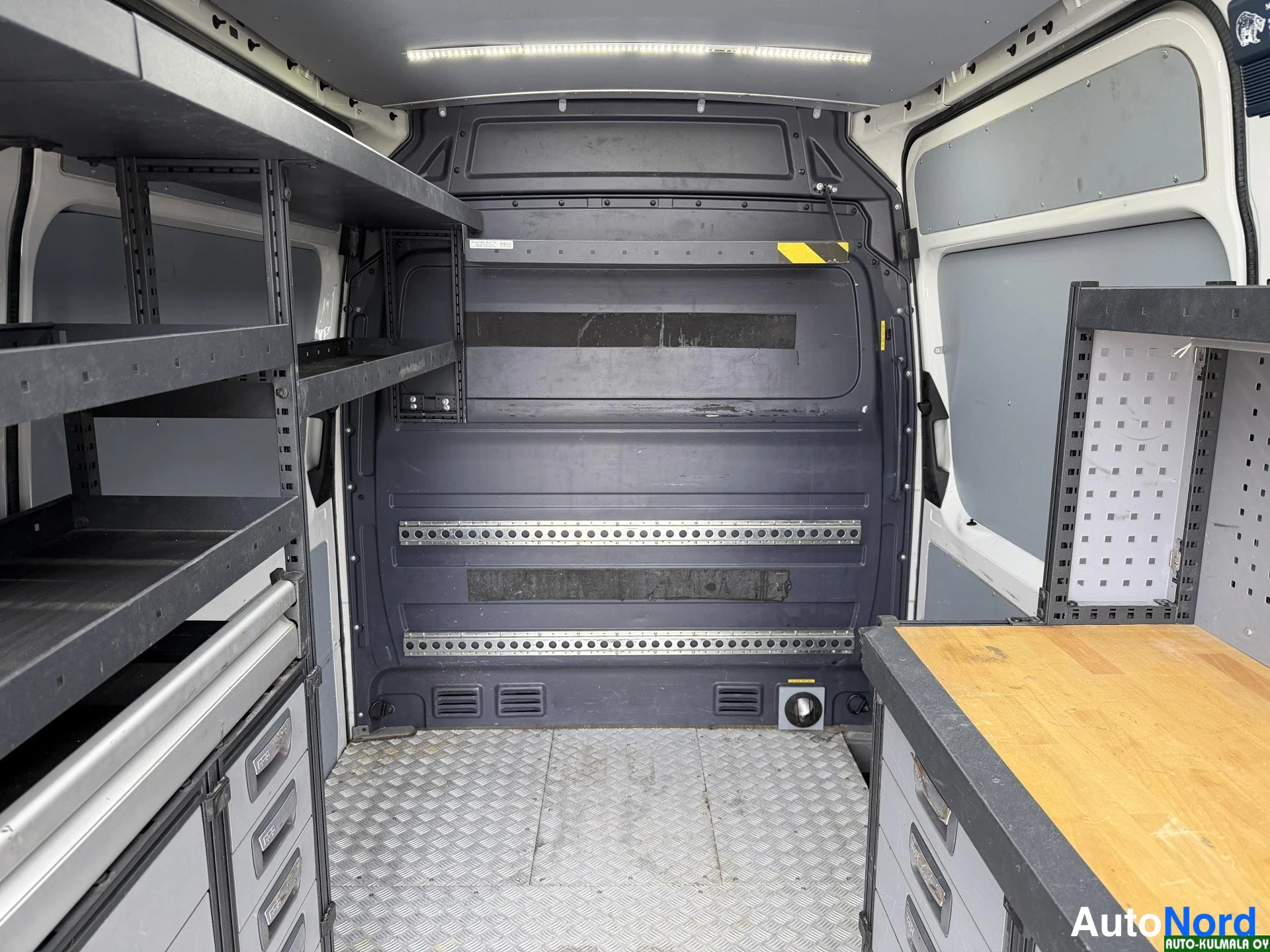 Valkoinen Volkswagen Crafter 2014, tavaratila, kuva 26