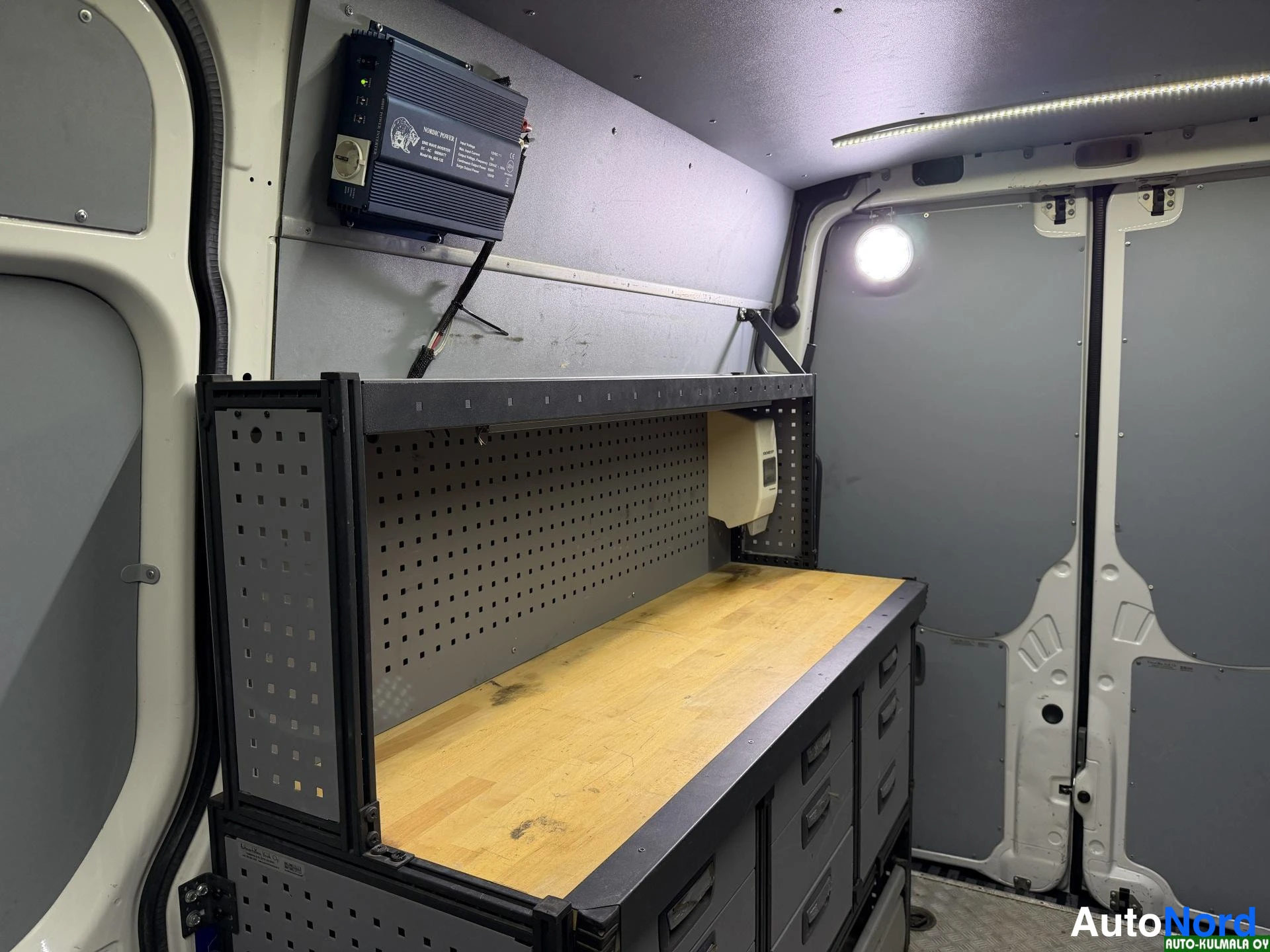 Valkoinen Volkswagen Crafter 2014, tavaratila, kuva 27