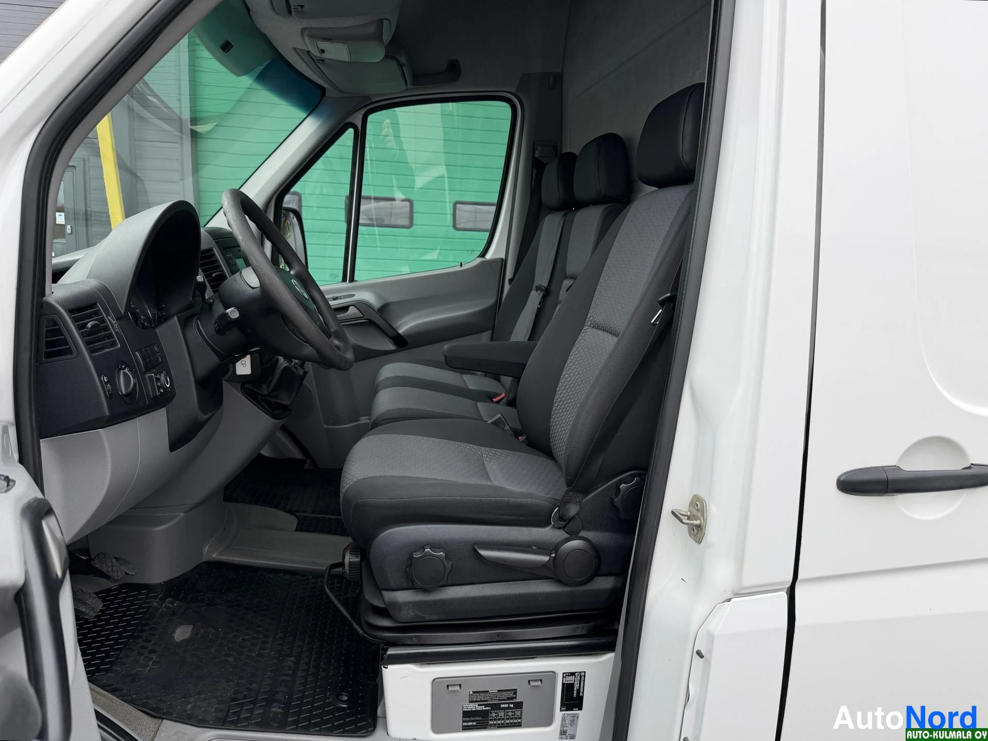 Valkoinen Volkswagen Crafter 2014, ohjaamo, kuva 13