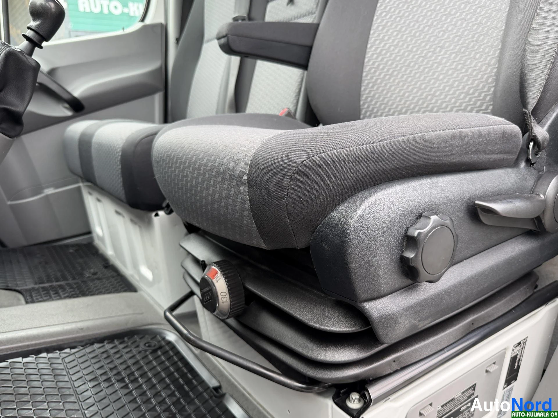 Valkoinen Volkswagen Crafter 2014, yksityiskohta, kuva 28