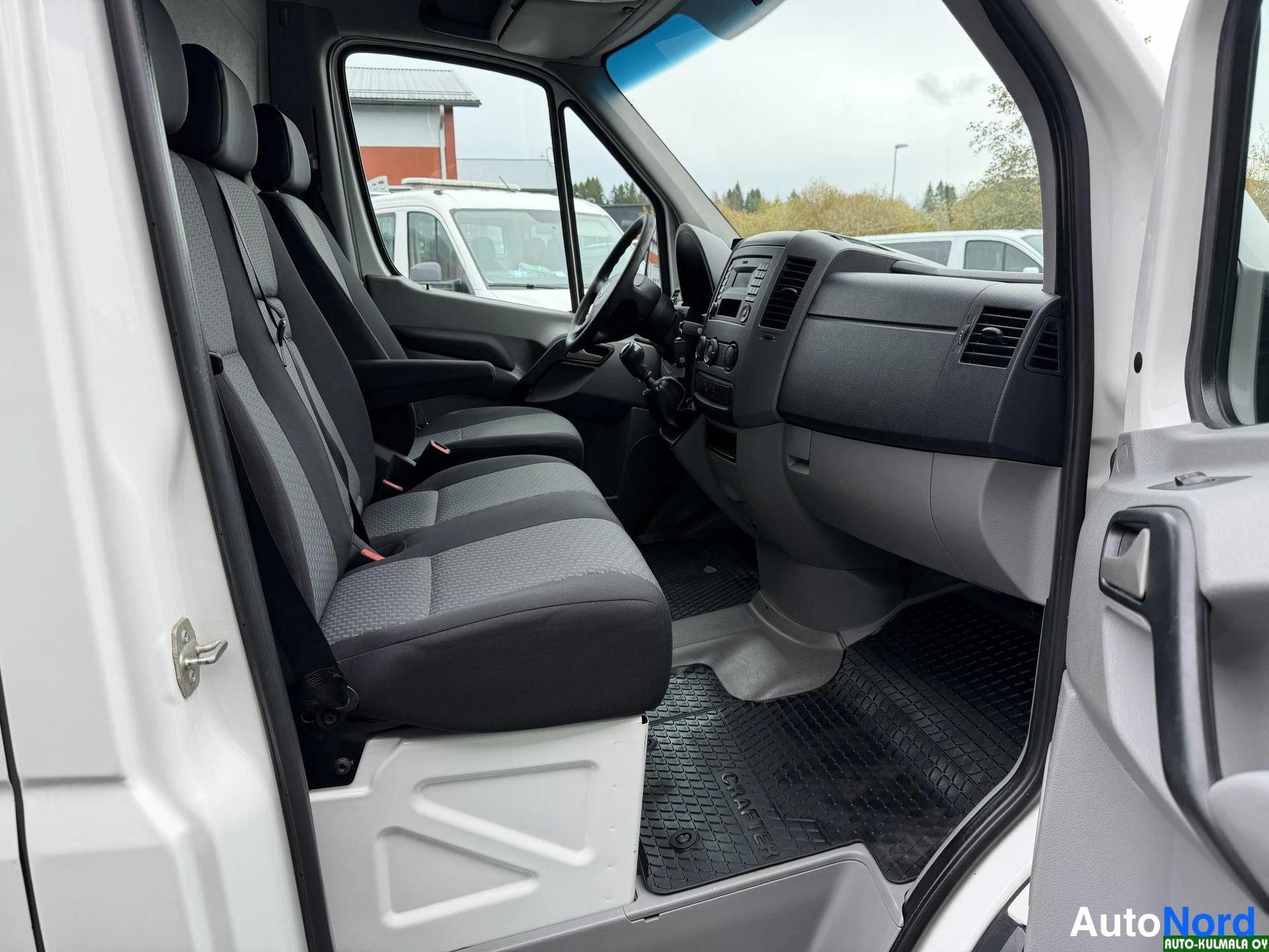 Valkoinen Volkswagen Crafter 2014, ohjaamo, kuva 14