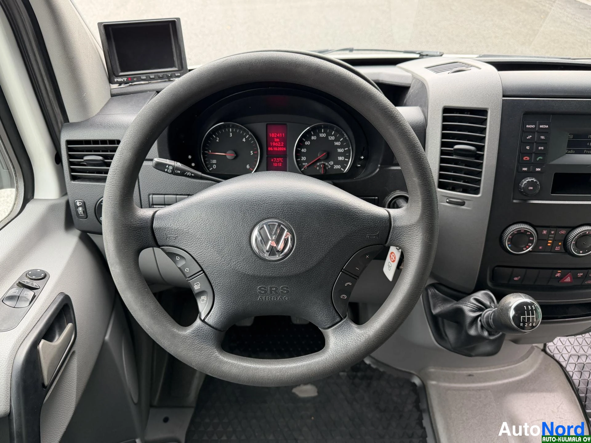 Valkoinen Volkswagen Crafter 2014, ohjaamo, kuva 15
