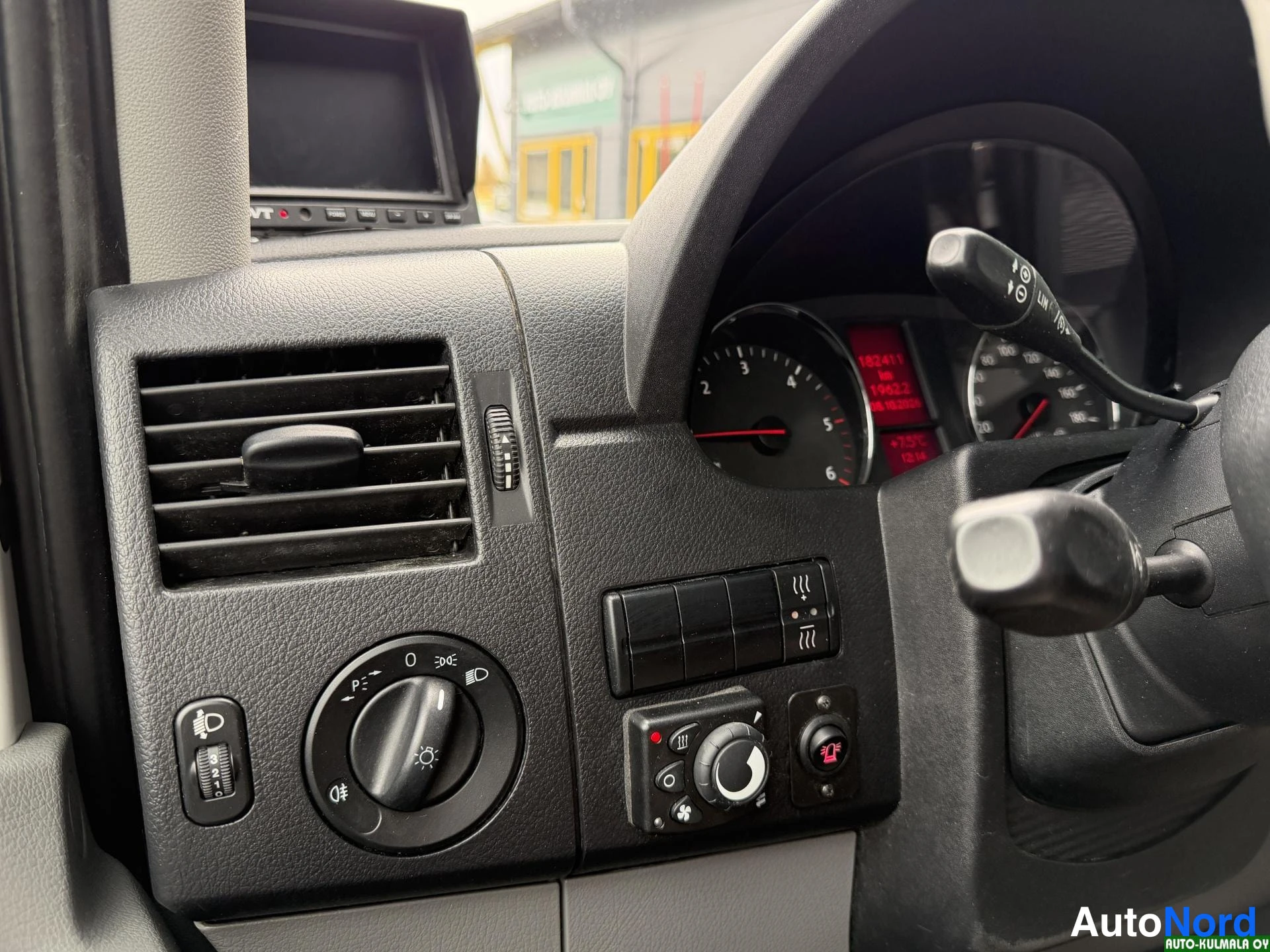 Valkoinen Volkswagen Crafter 2014, yksityiskohta, kuva 29