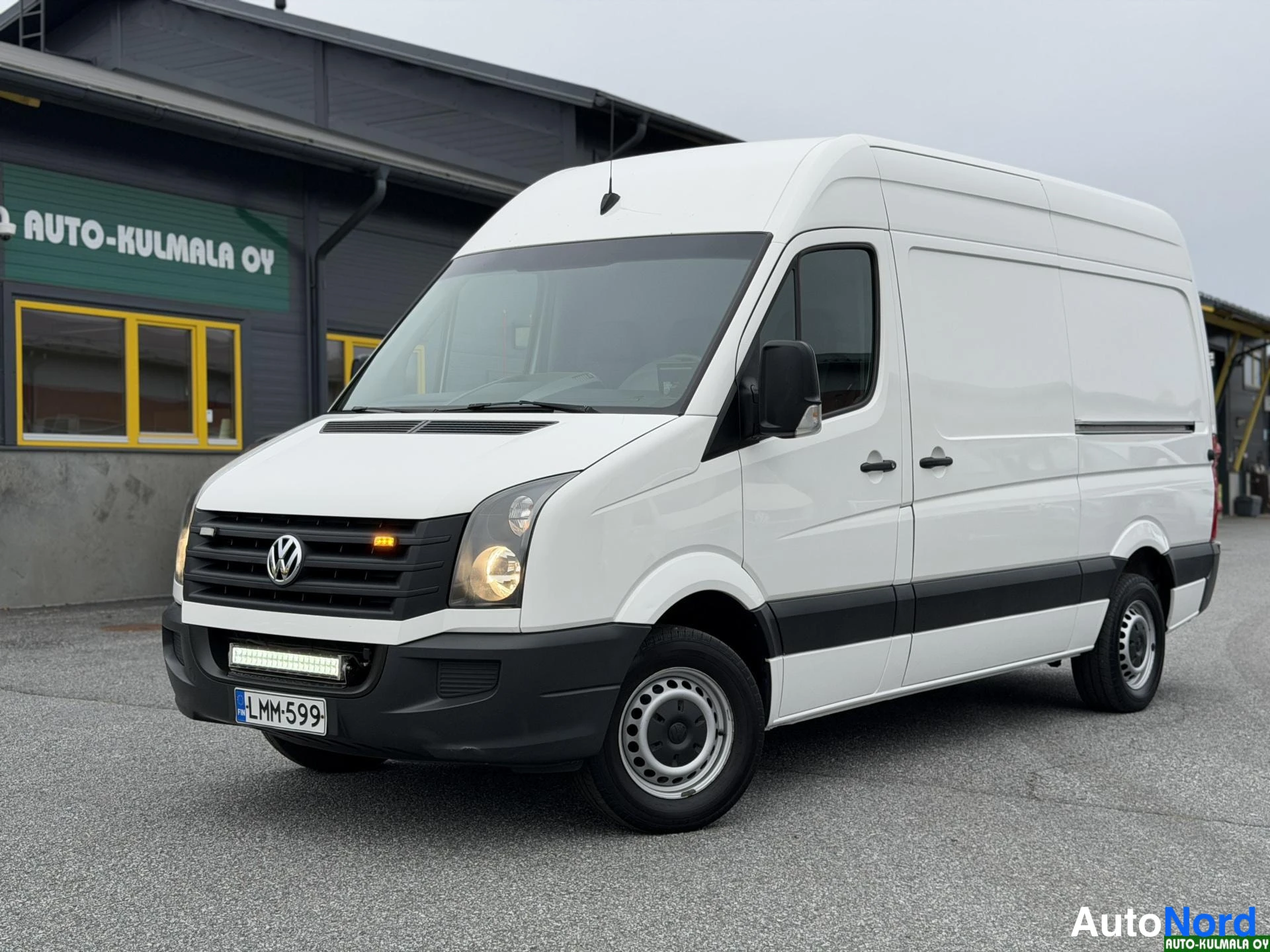 Valkoinen Volkswagen Crafter 2014, etuviisto, keula vasemmalle, kuva 2