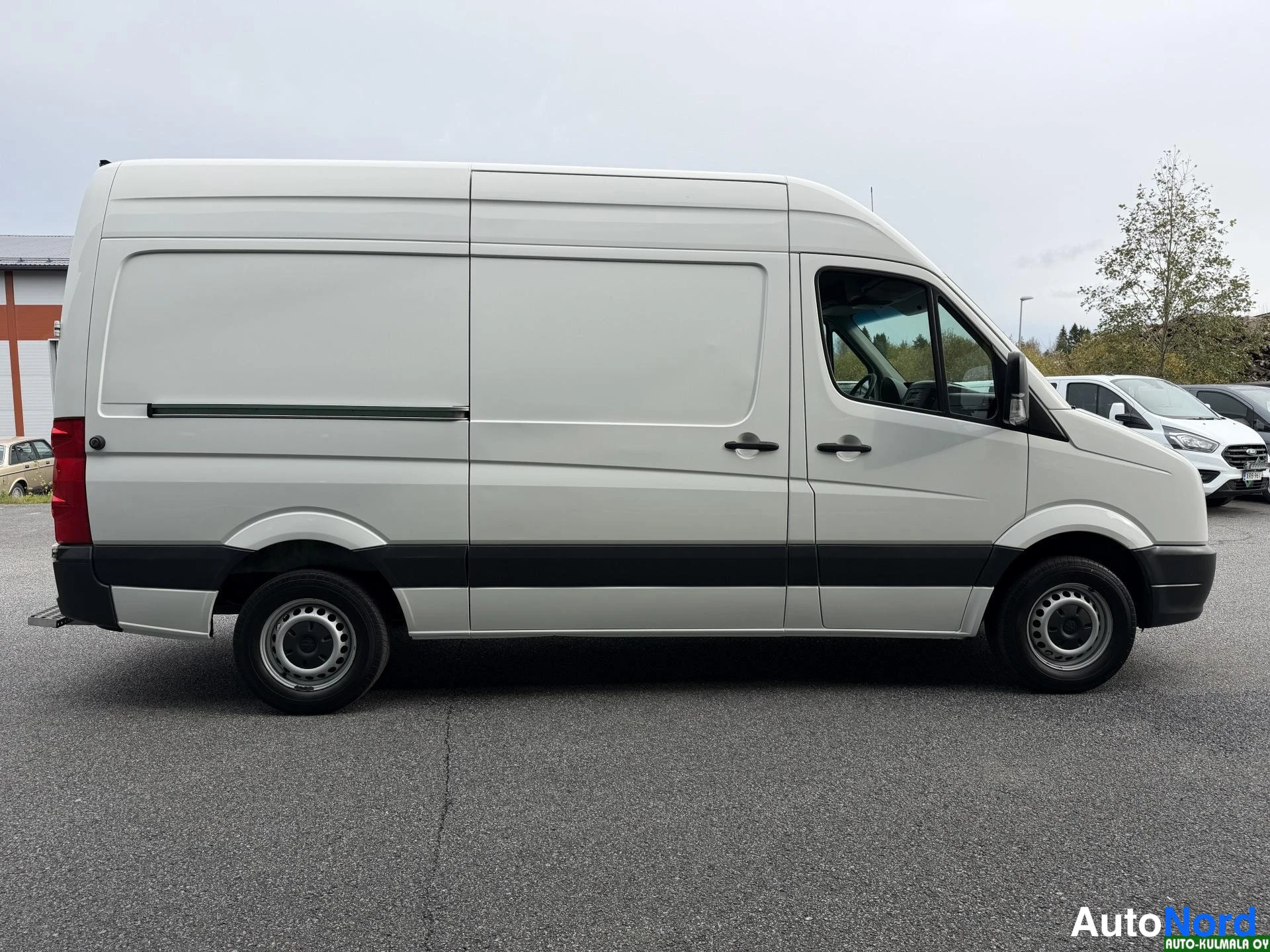 Valkoinen Volkswagen Crafter 2014, sivulta, kuva 6