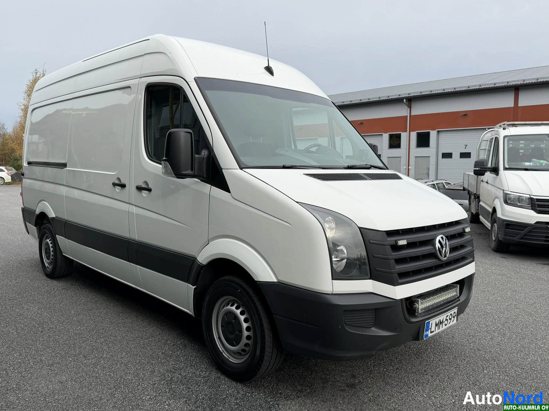 Valkoinen Volkswagen Crafter 2014, etuviisto, keula oikealle, kuva 3