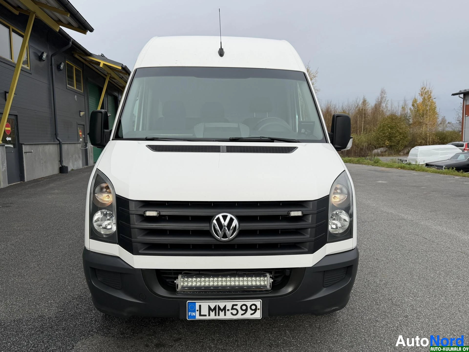Valkoinen Volkswagen Crafter 2014, edestä, kuva 4
