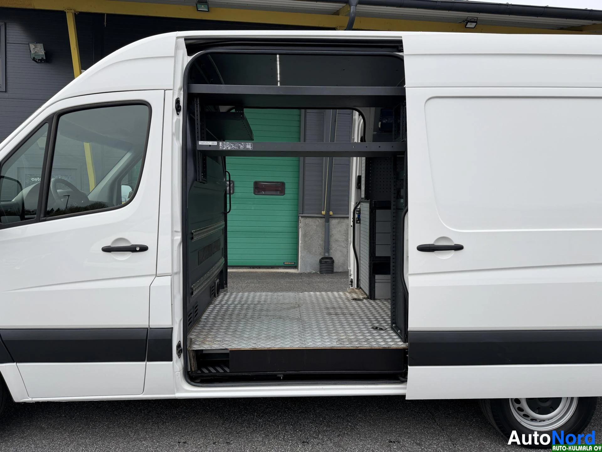 Valkoinen Volkswagen Crafter 2014, sivulta, kuva 7