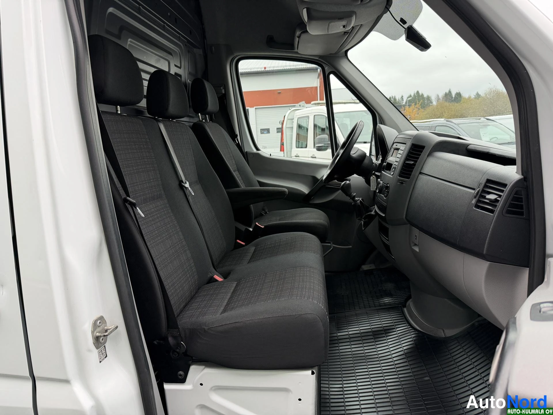 Valkoinen Mercedes-Benz Sprinter 314 CDI 2016, etuistuimet, kuva 17