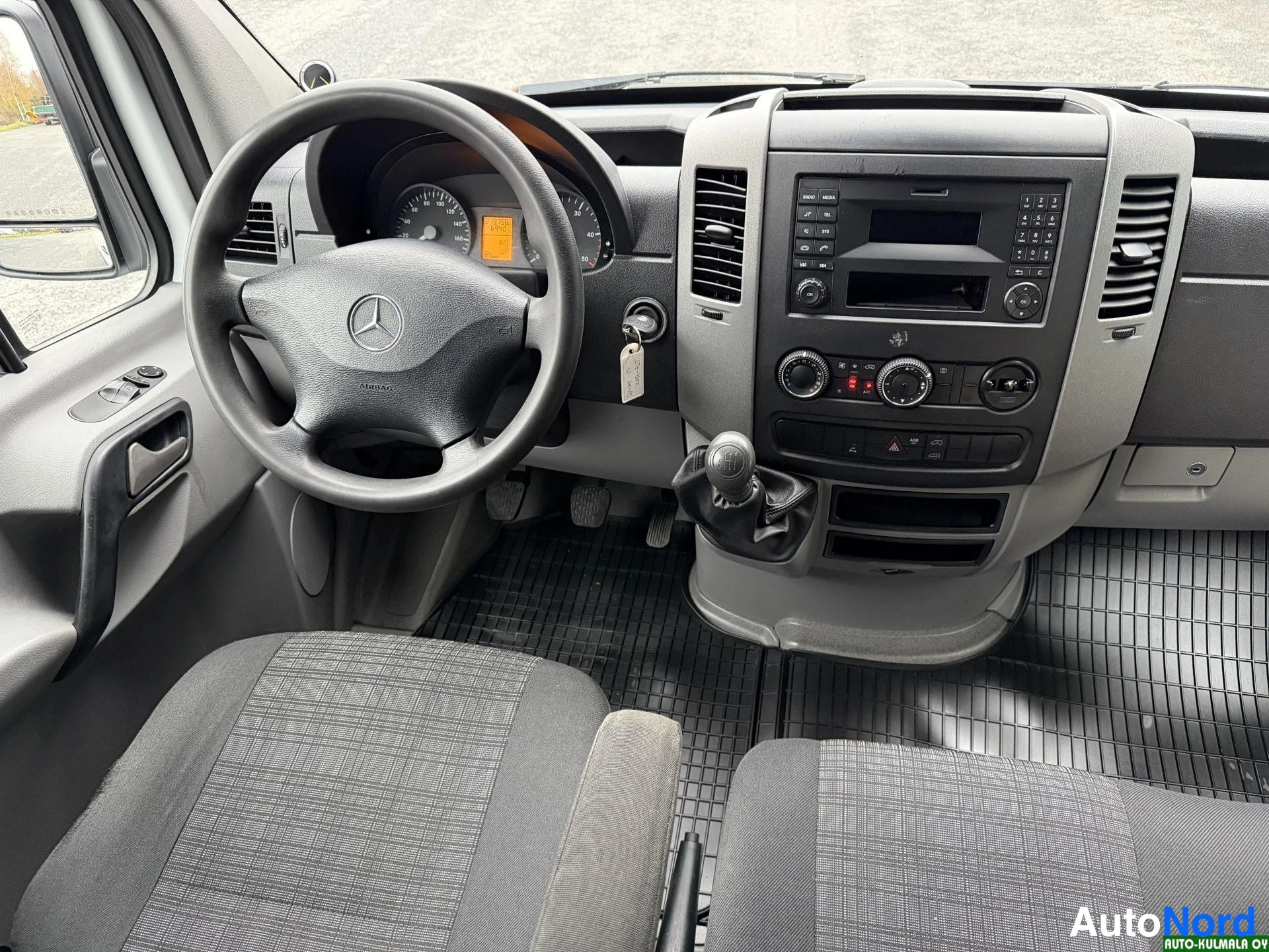 Valkoinen Mercedes-Benz Sprinter 314 CDI 2016, ohjaamo, kuva 14