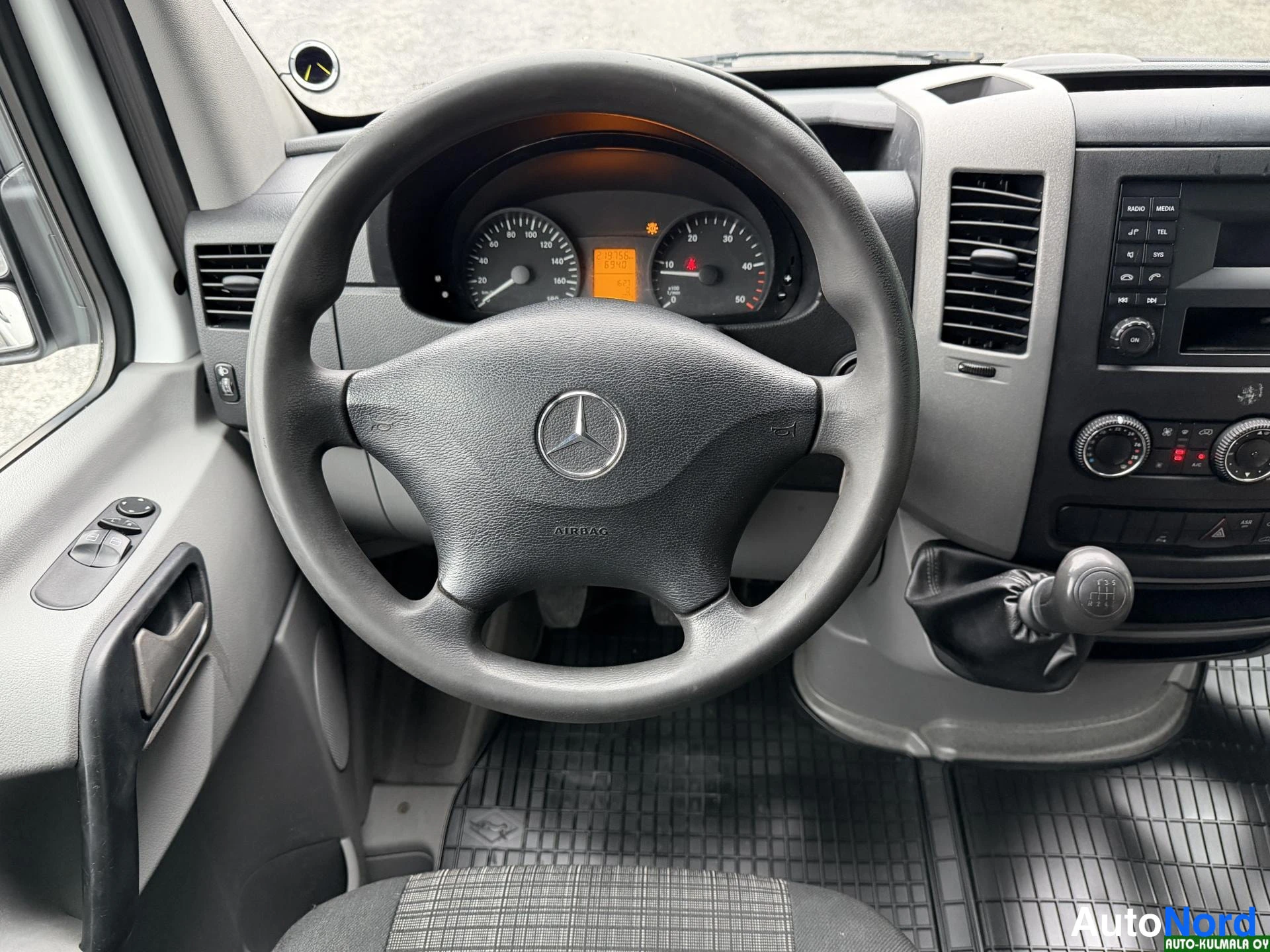 Valkoinen Mercedes-Benz Sprinter 314 CDI 2016, ohjaamo, kuva 15