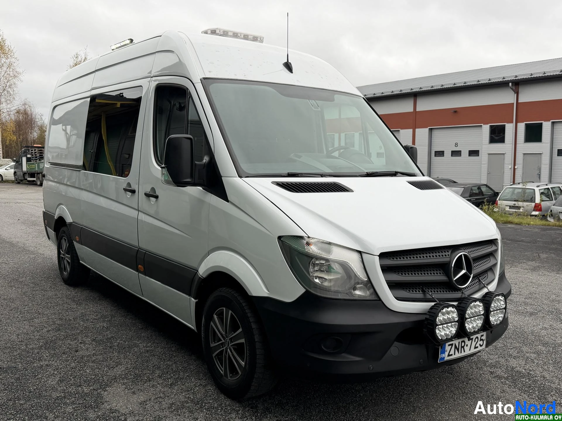 Valkoinen Mercedes-Benz Sprinter 314 CDI 2016, etuviisto, keula oikealle, kuva 2