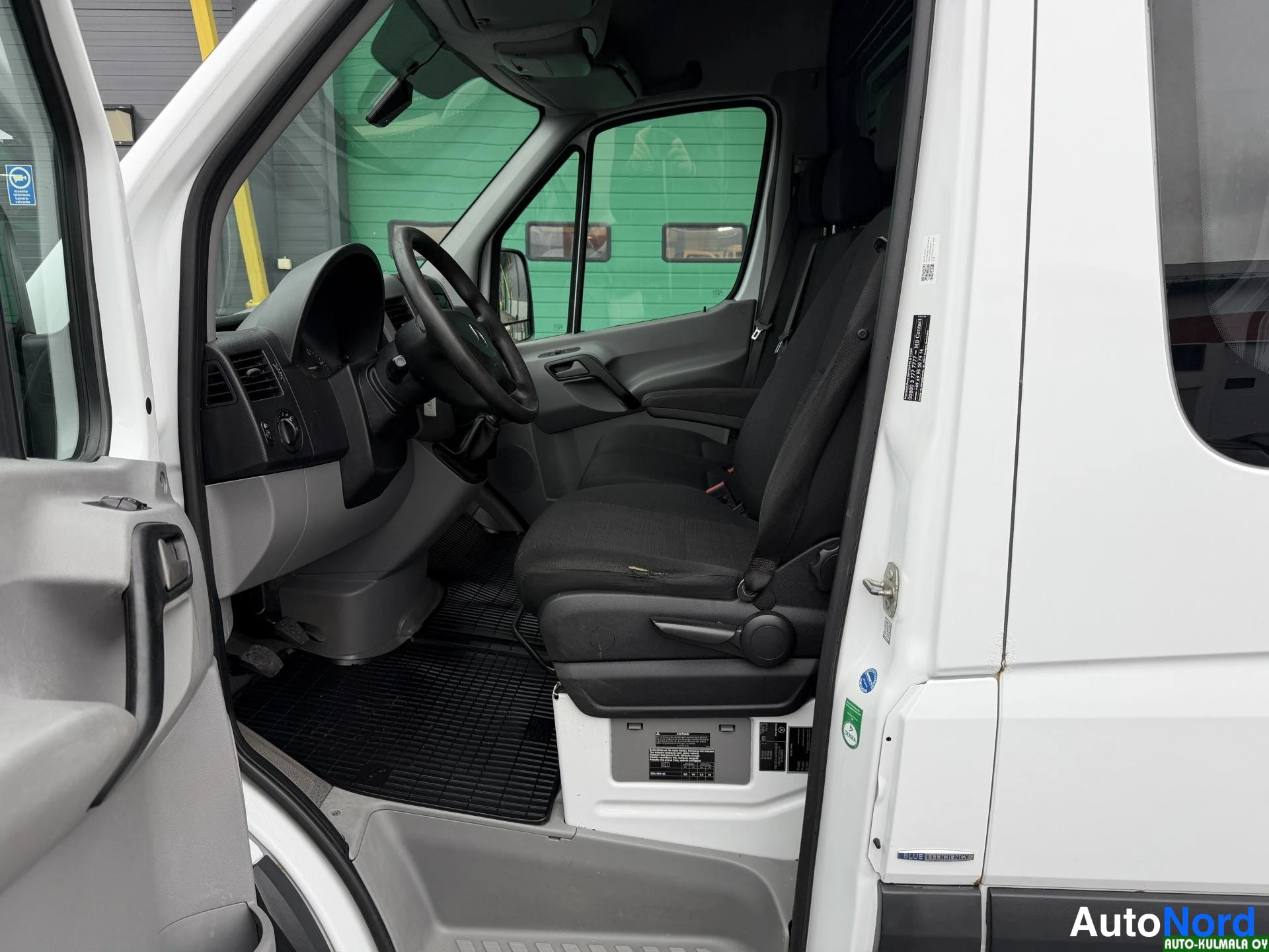 Valkoinen Mercedes-Benz Sprinter 314 CDI 2016, ohjaamo, kuva 13