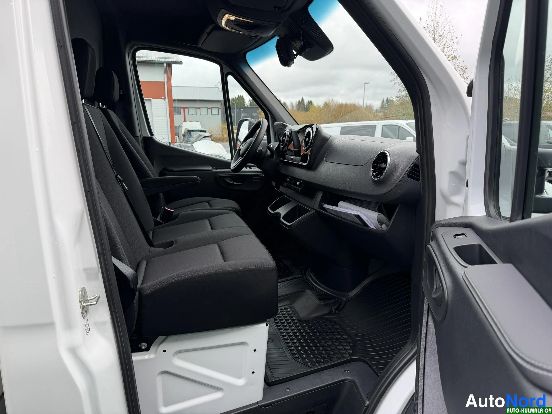 Valkoinen Mercedes-Benz Sprinter 515 CDI 2022, ohjaamo, kuva 20